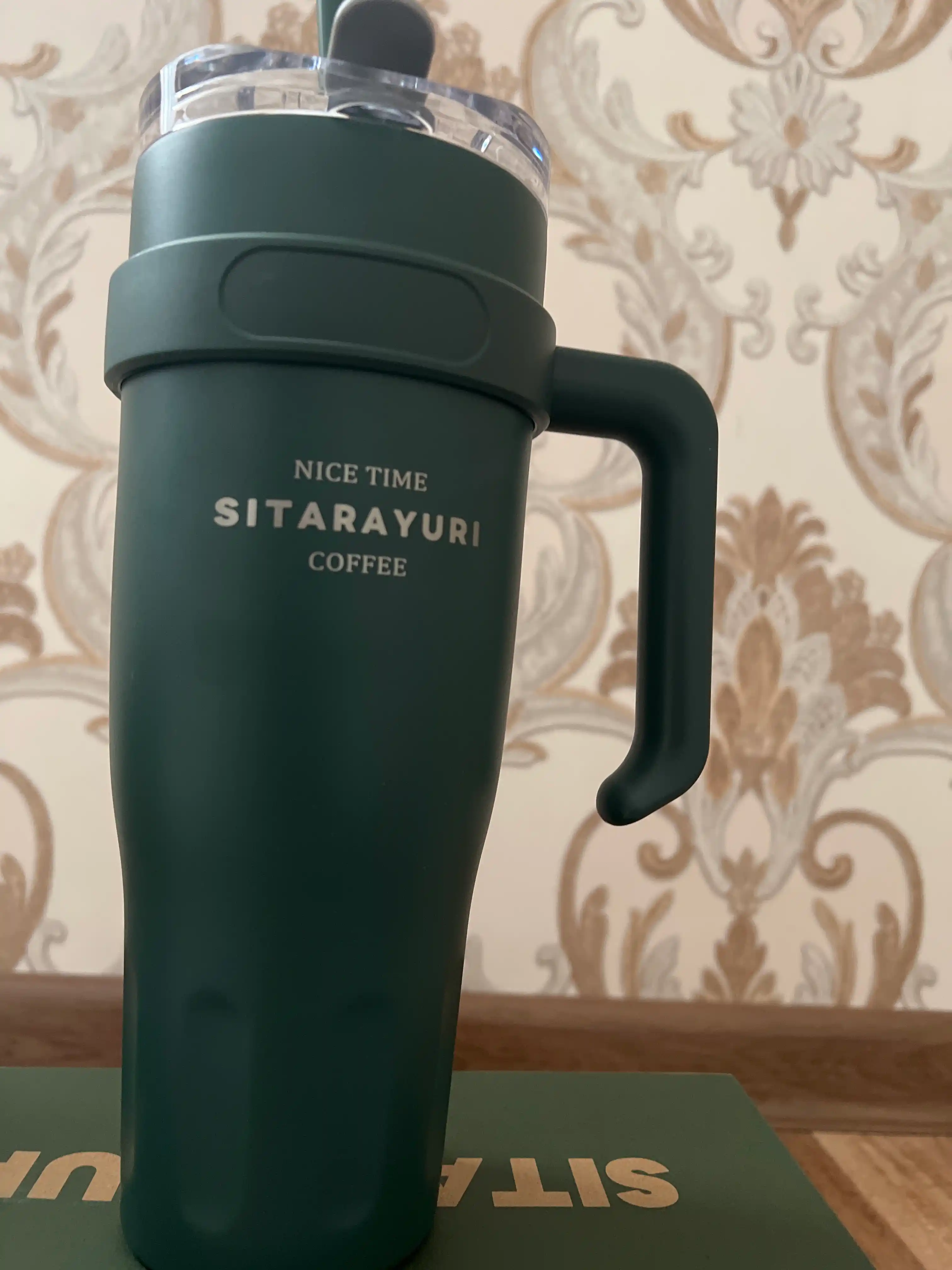 1.2 l hajmli dastak va trubkachali termos-krujka — issiq va sovuq ichimliklar uchun termostakan