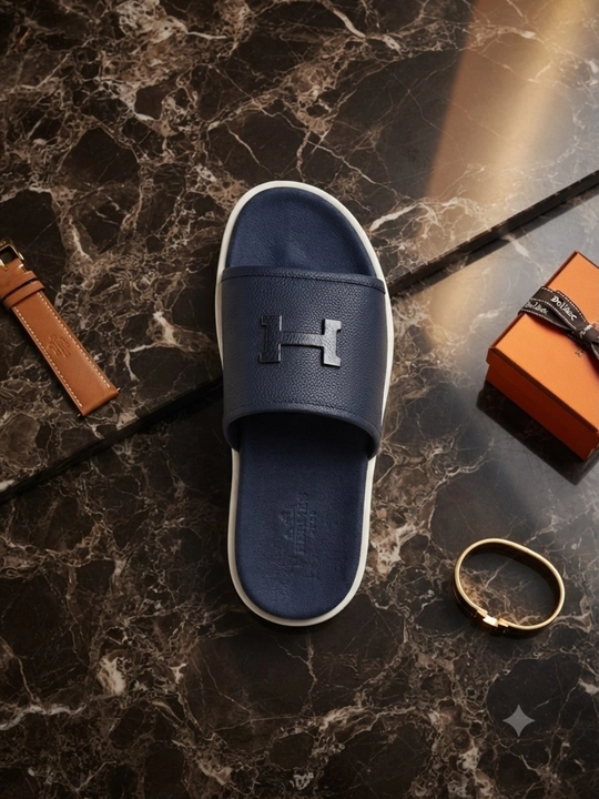 Shippak ustki qismi, to‘q ko‘k rangdagi donador charm (pebbled leather)