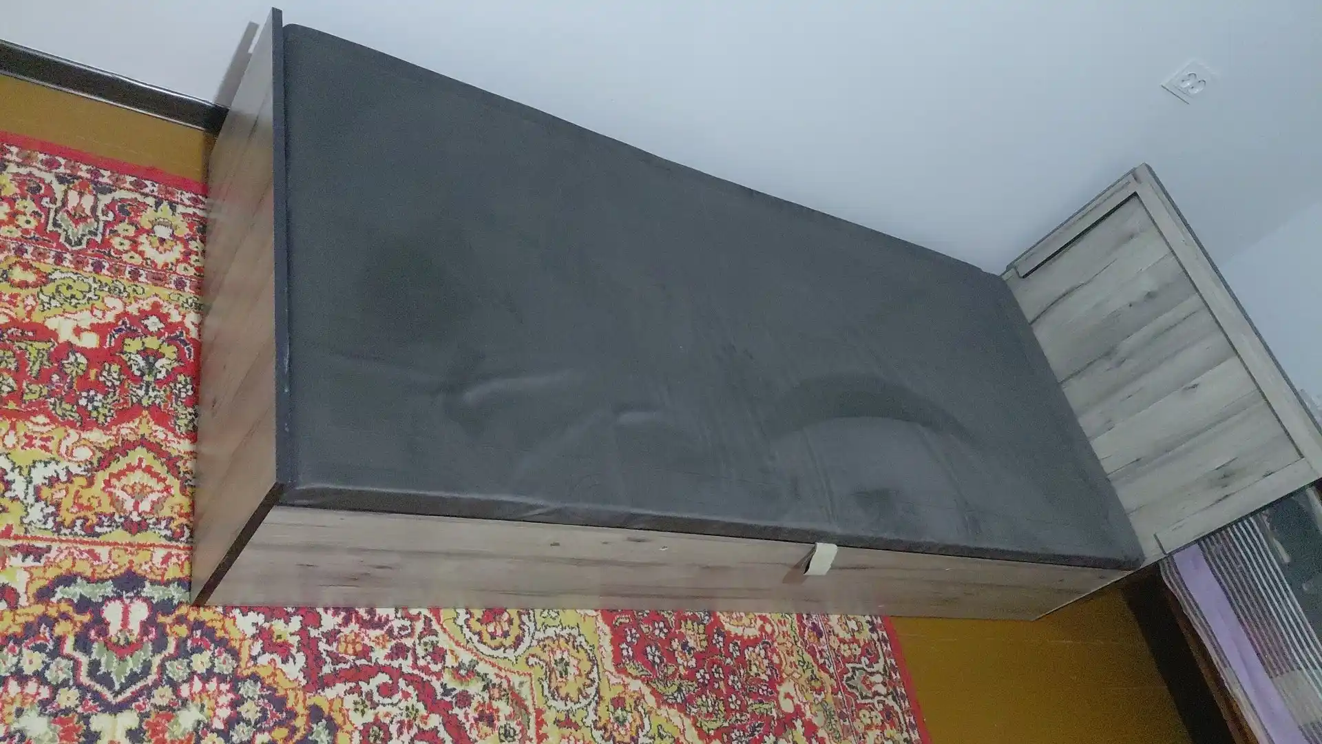 Bir kishilik to'shak, matras bilan