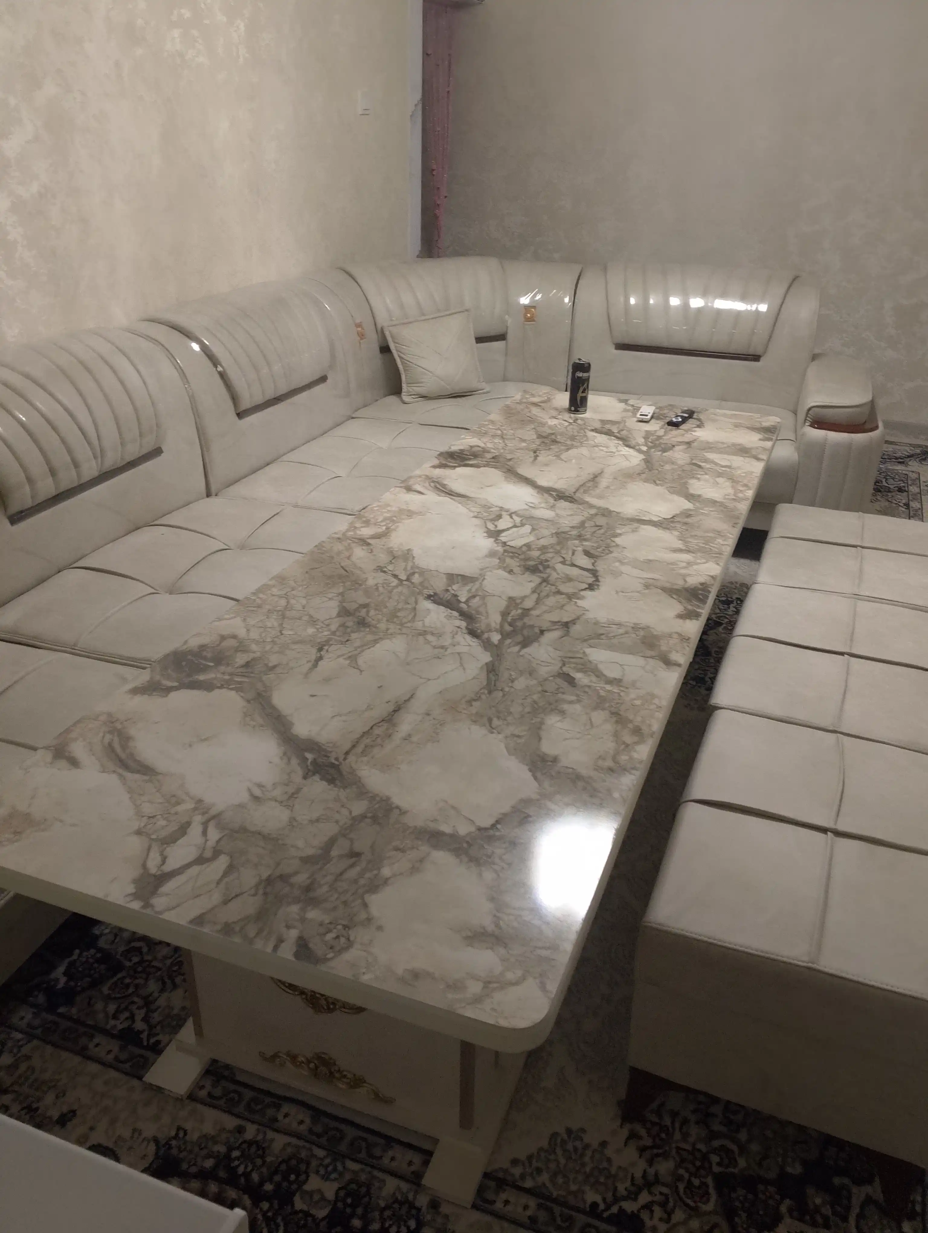Yumshoq mebel jamlanmasi burchakli divan va pufiklar
