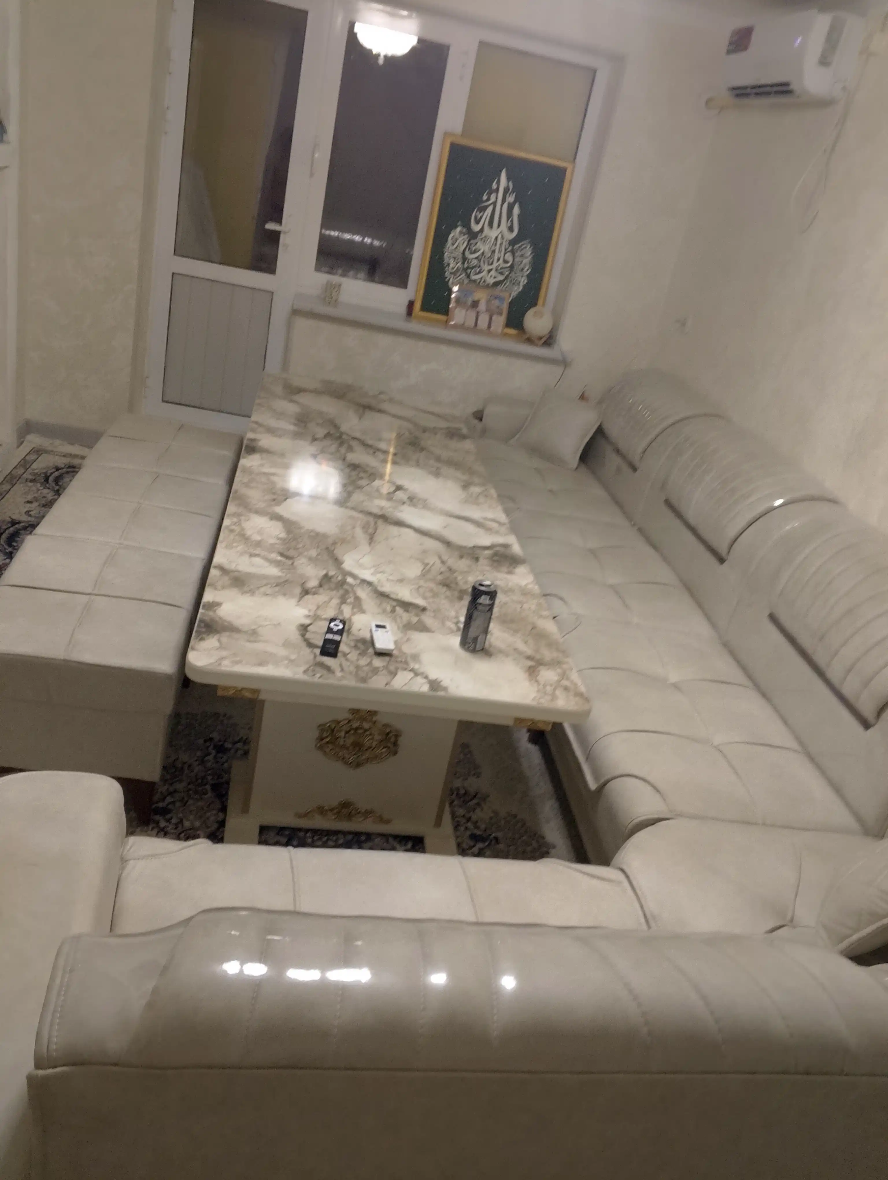 Yumshoq mebel jamlanmasi burchakli divan va pufiklar