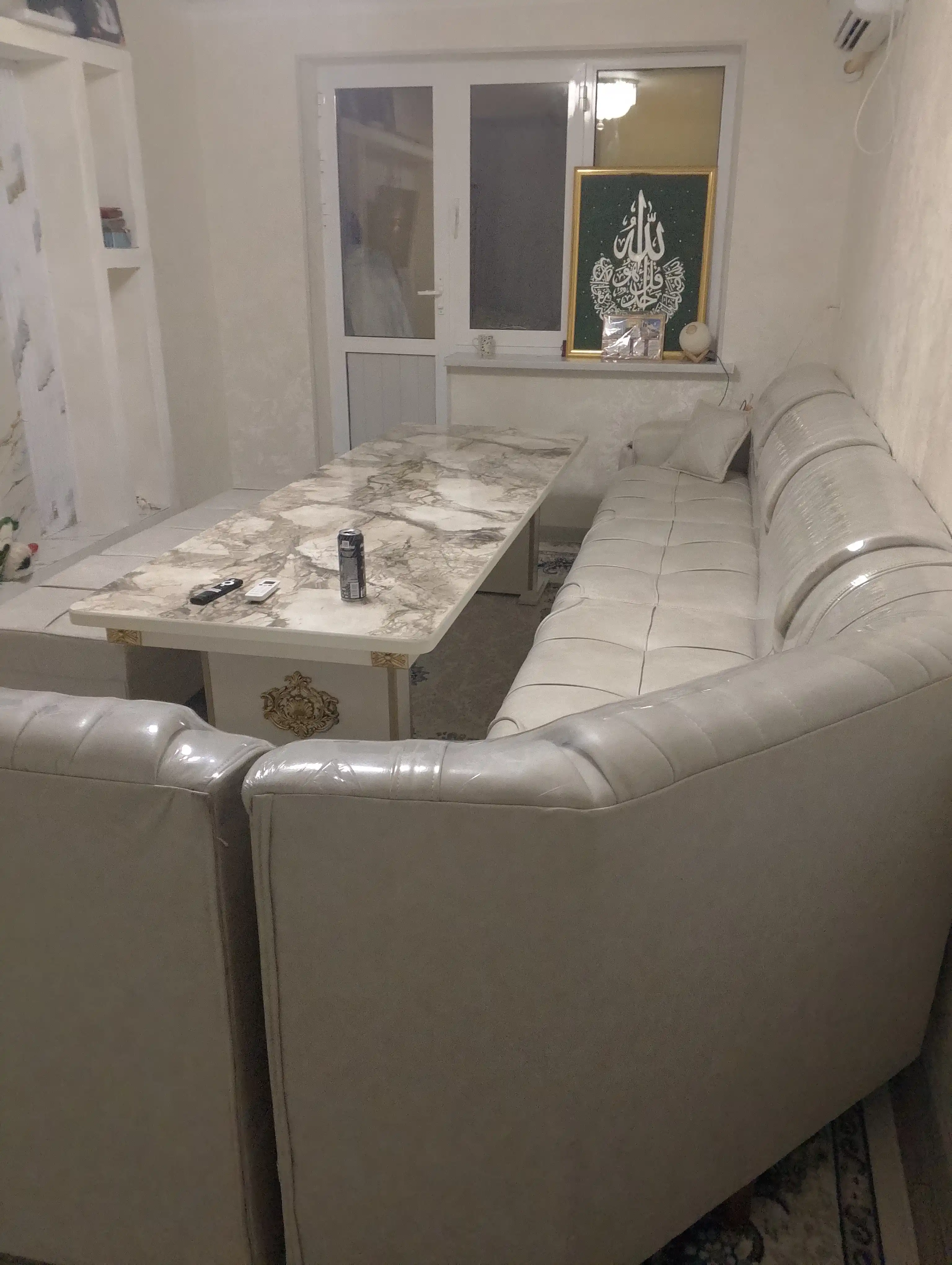 Yumshoq mebel jamlanmasi burchakli divan va pufiklar