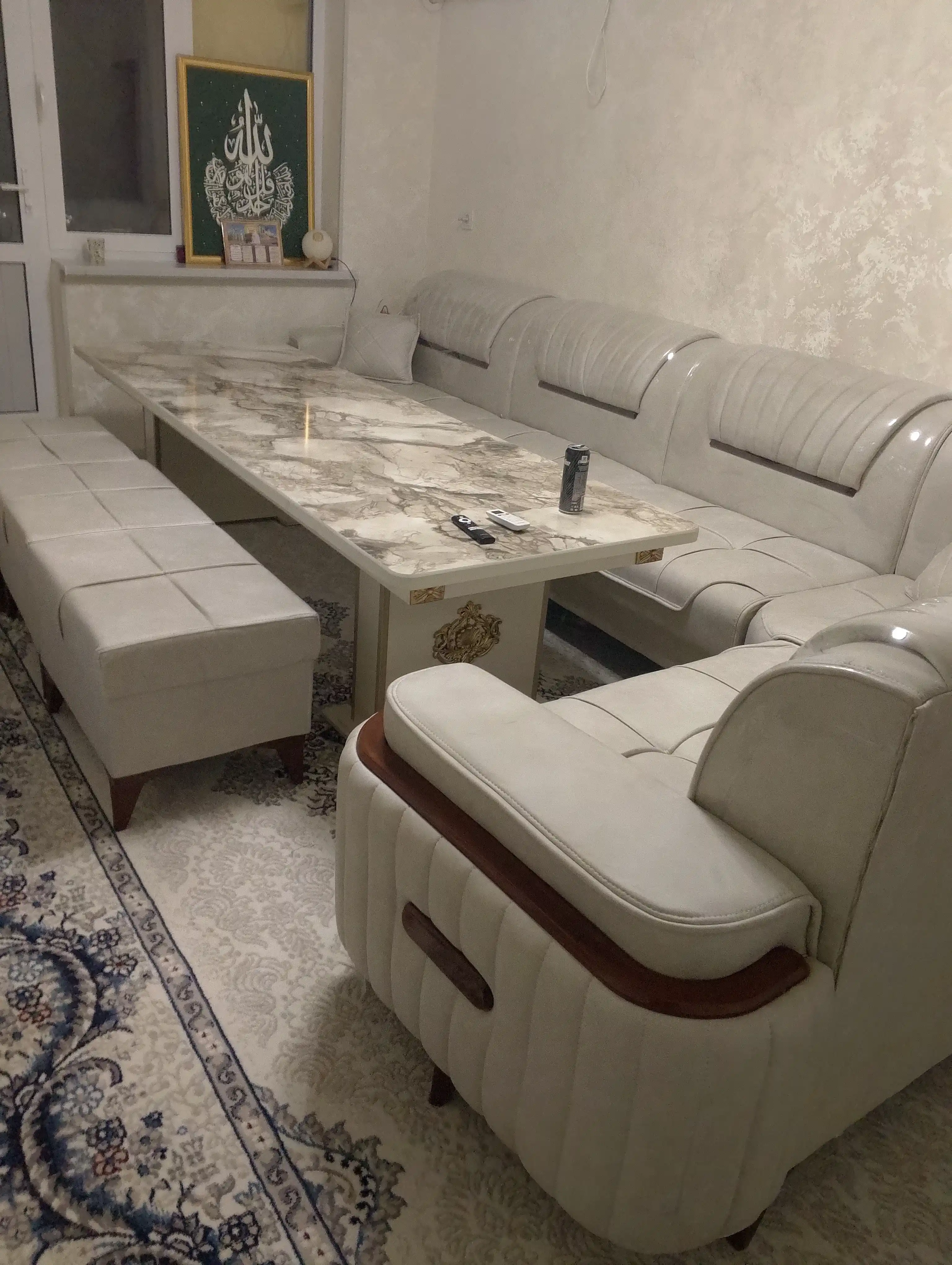 Yumshoq mebel jamlanmasi burchakli divan va pufiklar