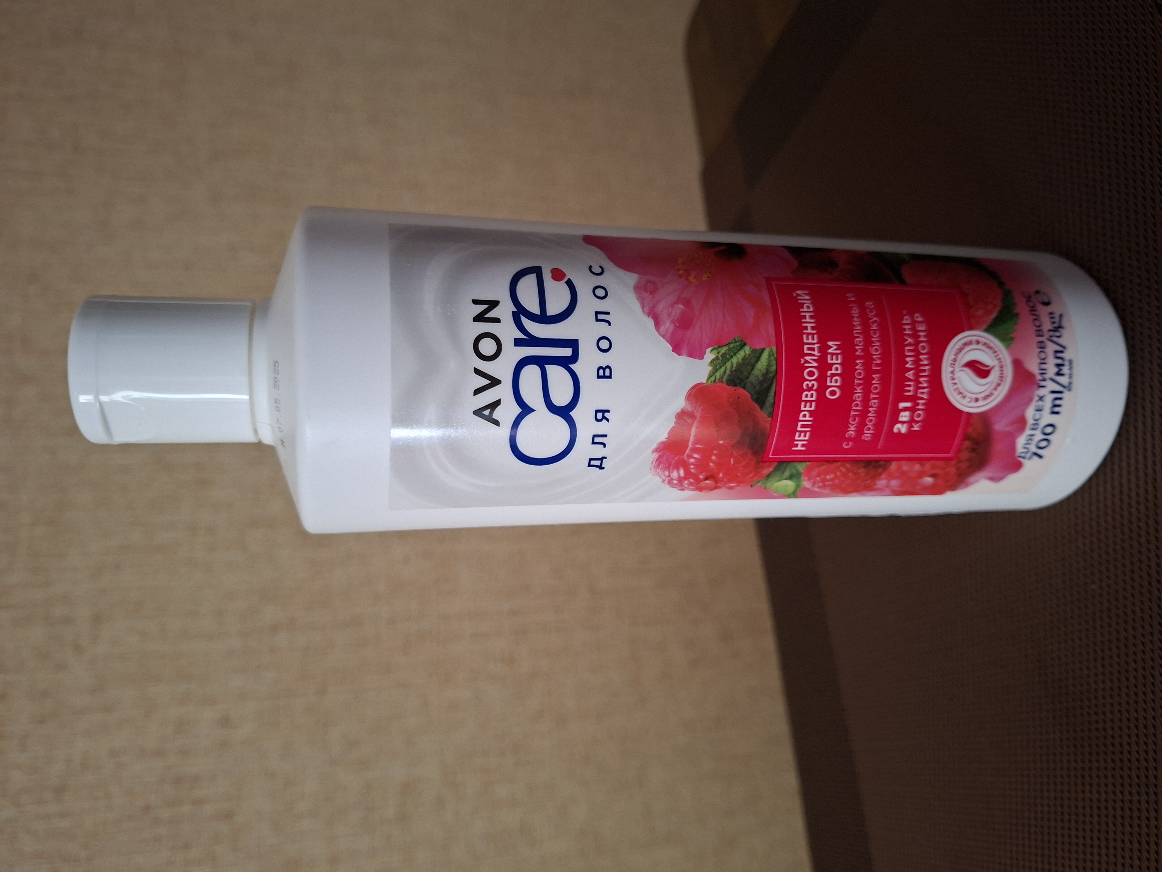 Avon Care sochlar uchun shampun-konditsioner, tengsiz hajm 2 tasi 1 da, 700 ml