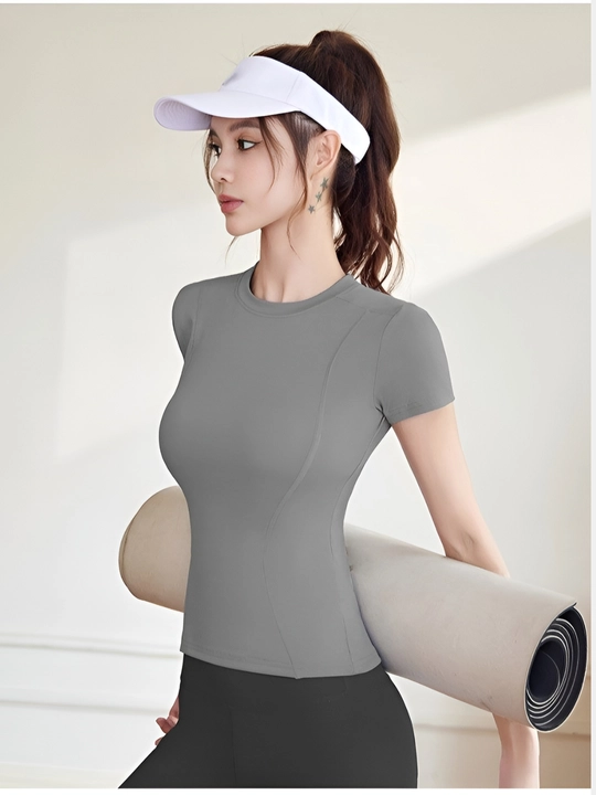 Ayollar uchun slim fit kompression futbolka - 