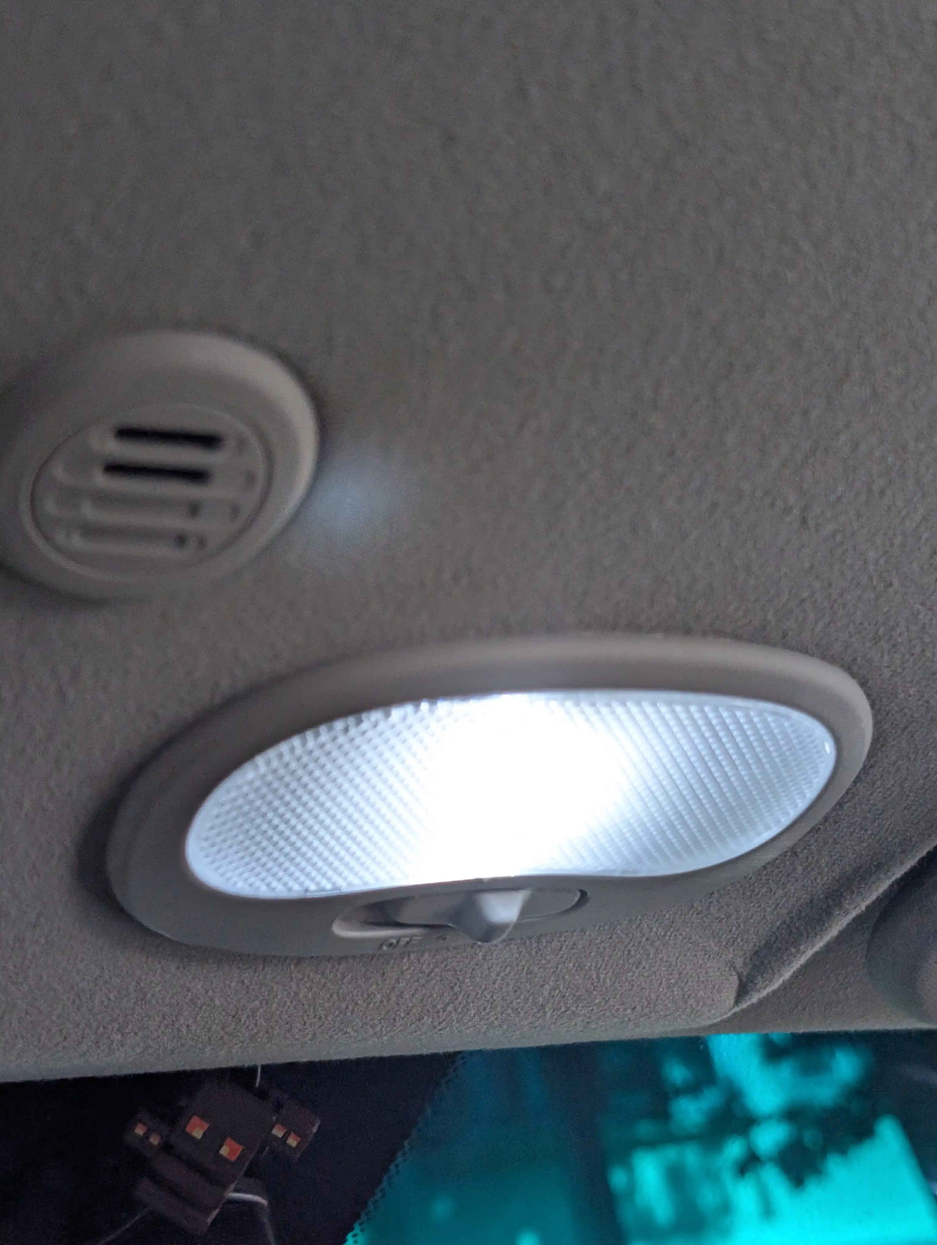 Avtomobilning plafon qismlari uchun LED chiroqlar