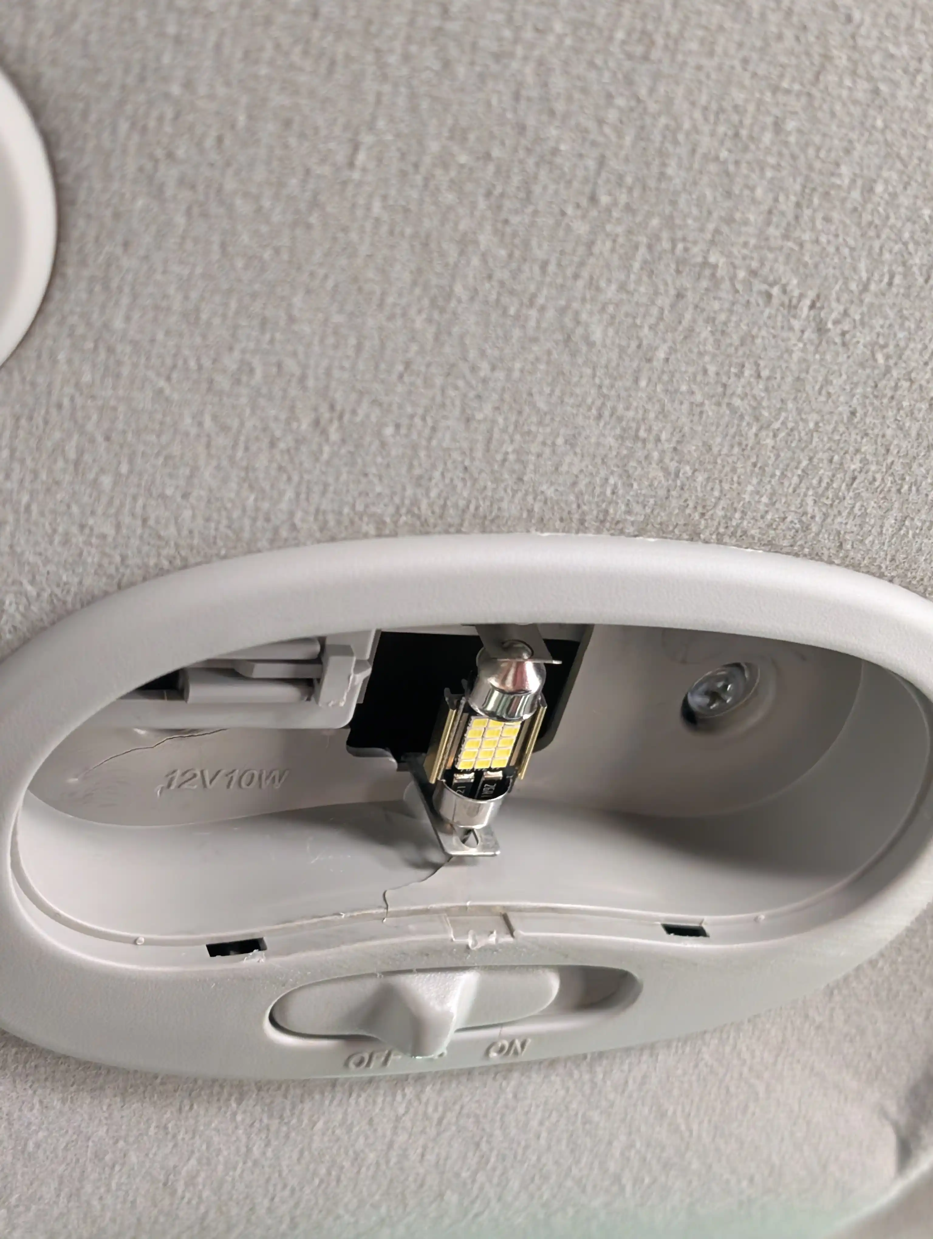 Avtomobilning plafon qismlari uchun LED chiroqlar