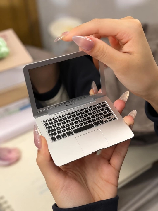 Зеркало компьютер MacBook, компактное карманное зеркальце для макияжа в ноутбуке