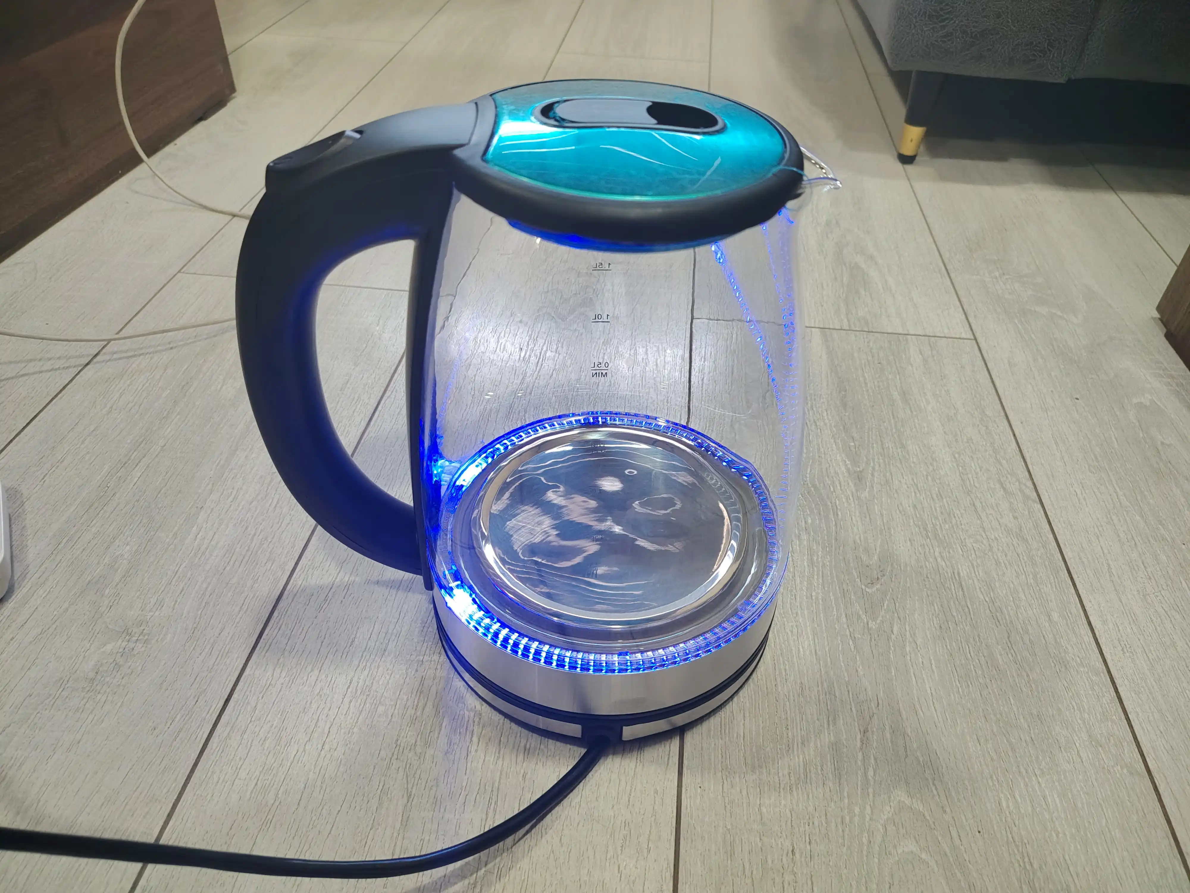 Elektr choynak 1.8l - 2.0l, 1500W - 2200W, zamonaviy dizayn va 360° aylanuvchi baza