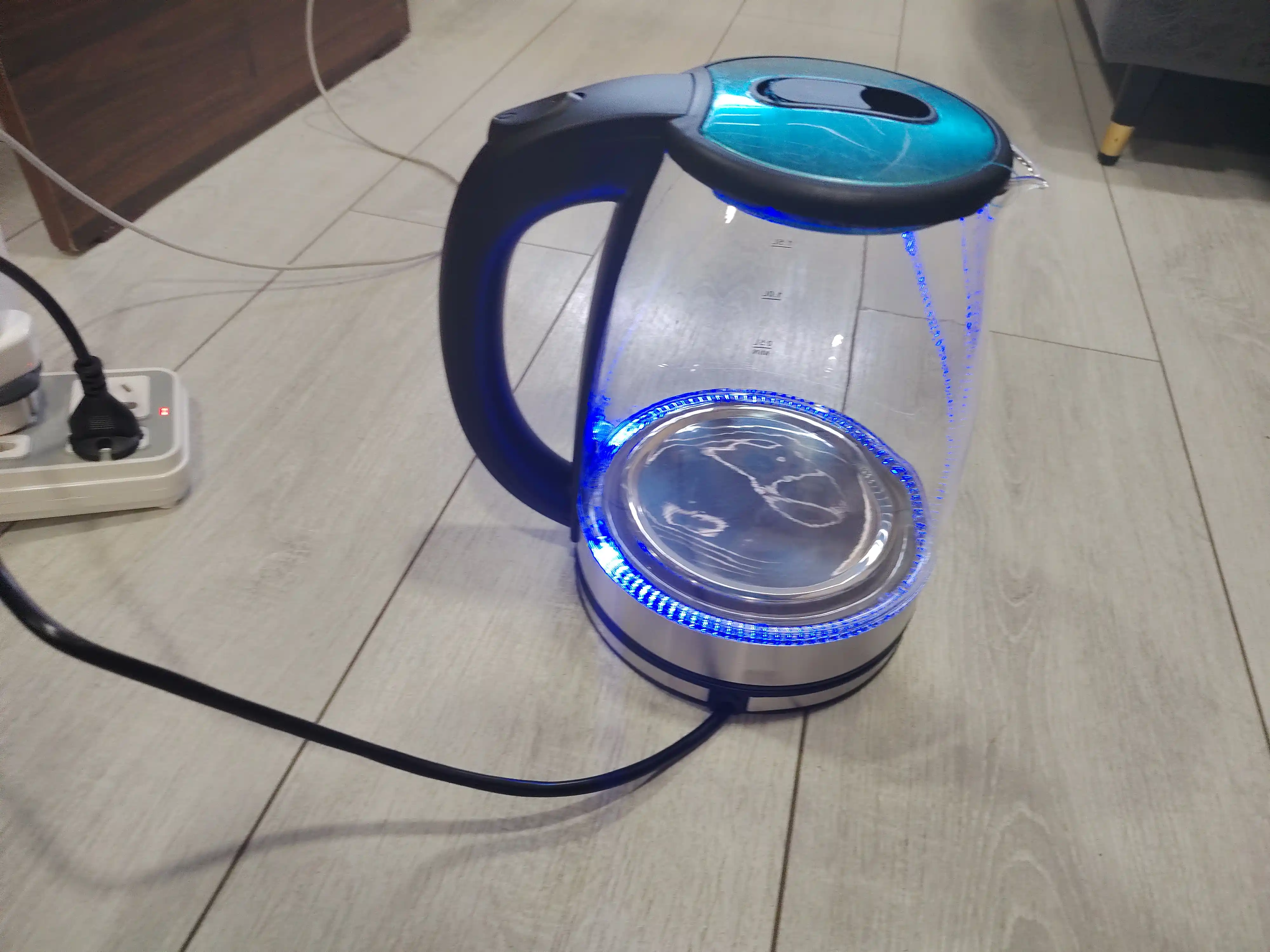 Elektr choynak 1.8l - 2.0l, 1500W - 2200W, zamonaviy dizayn va 360° aylanuvchi baza