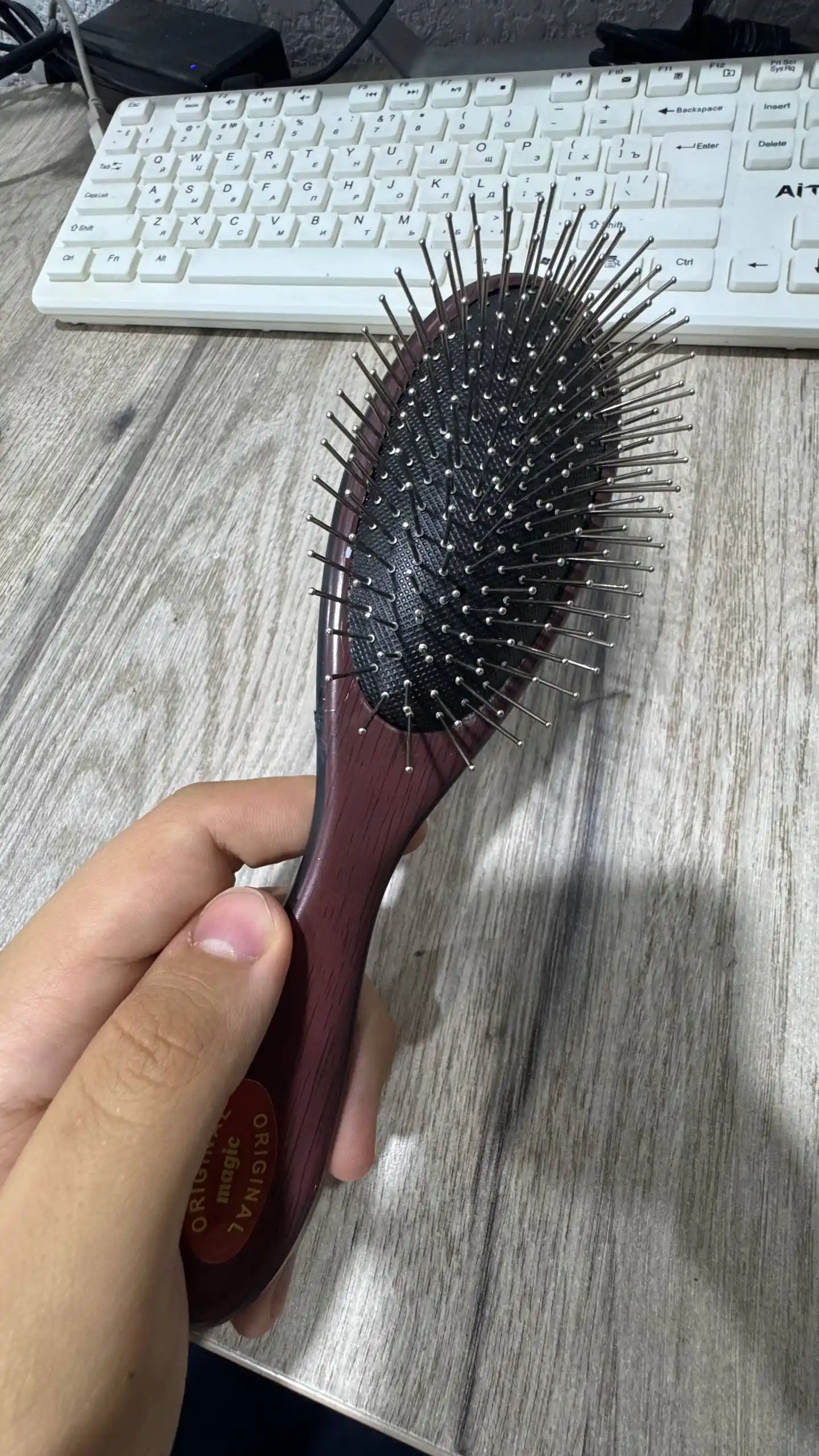 Metall va plastik tishchalarga ega soch uchun taroq