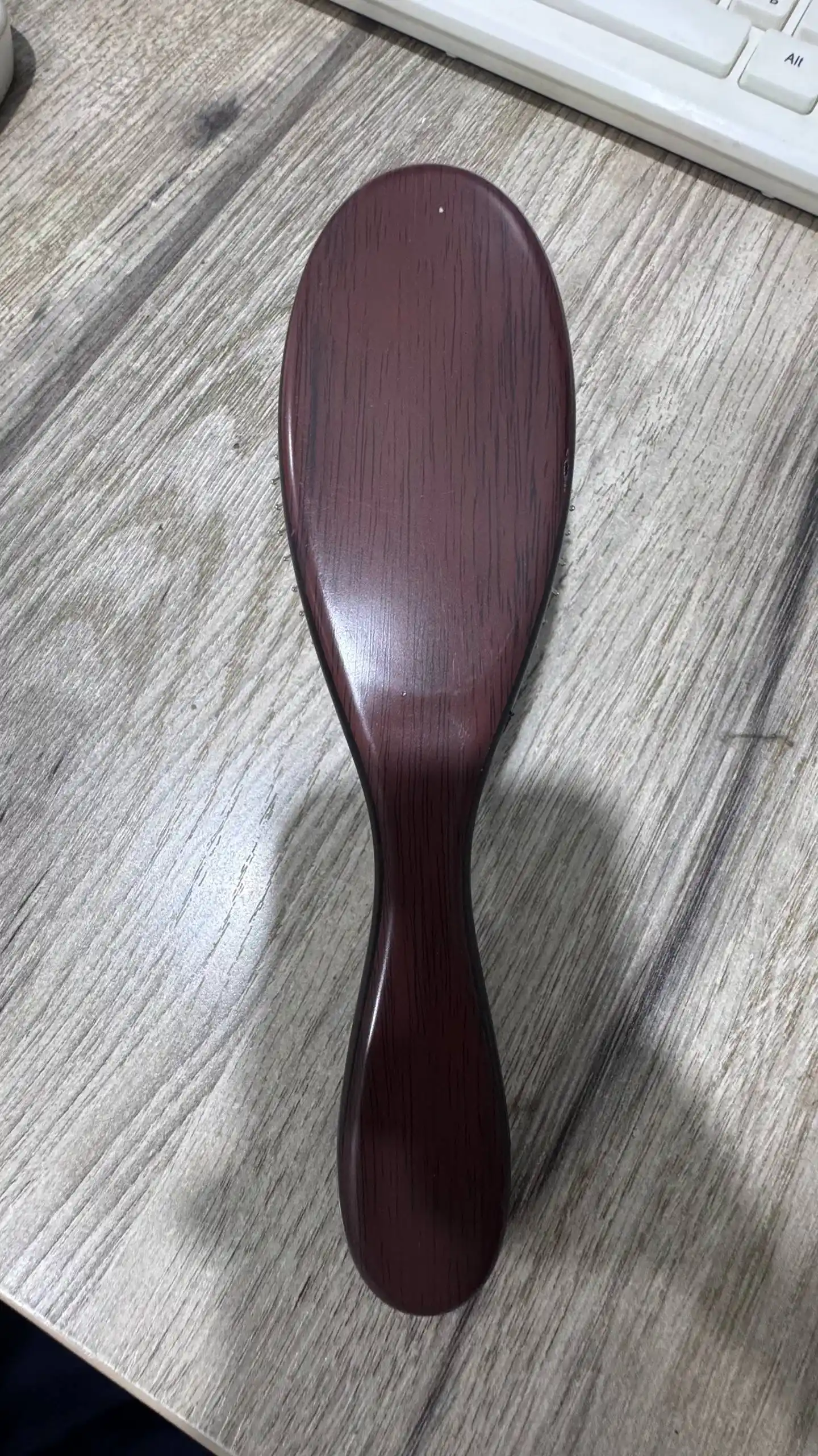 Metall va plastik tishchalarga ega soch uchun taroq