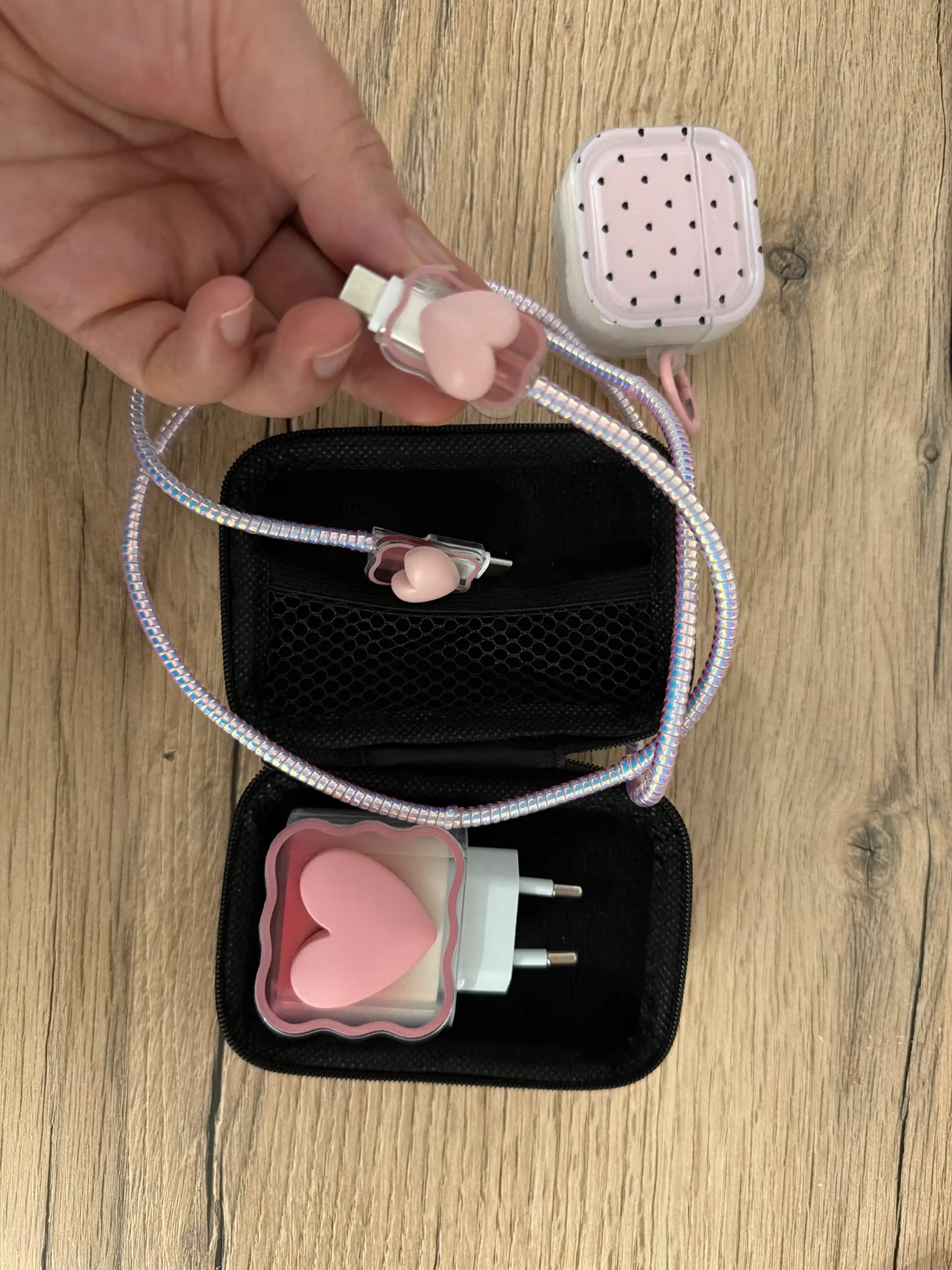 Quvvatlash to‘plami, 2 tasi 1 da, g‘ilof + kabel va adapter himoyasi, simlar uchun organayzer