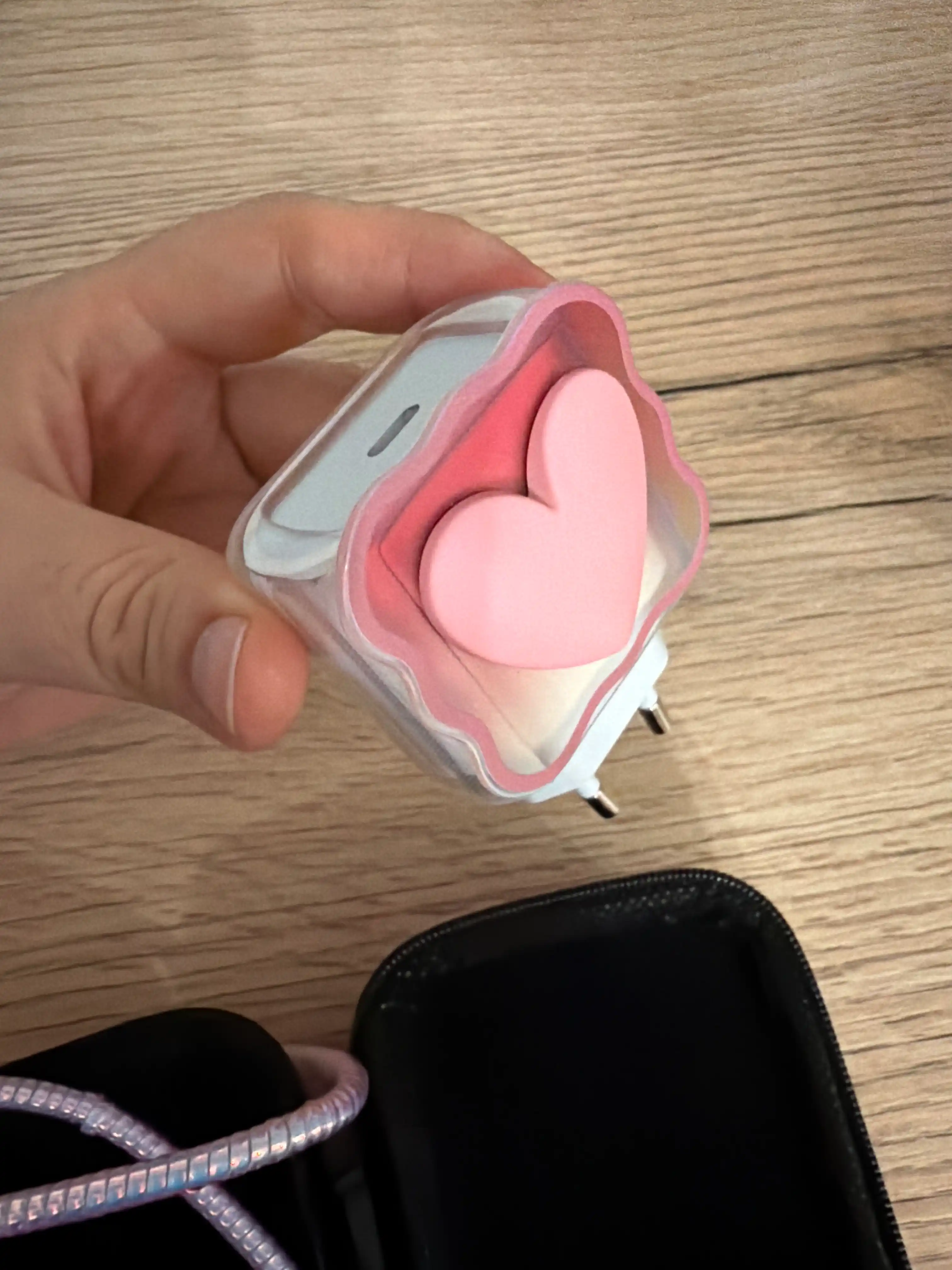Quvvatlash to‘plami, 2 tasi 1 da, g‘ilof + kabel va adapter himoyasi, simlar uchun organayzer