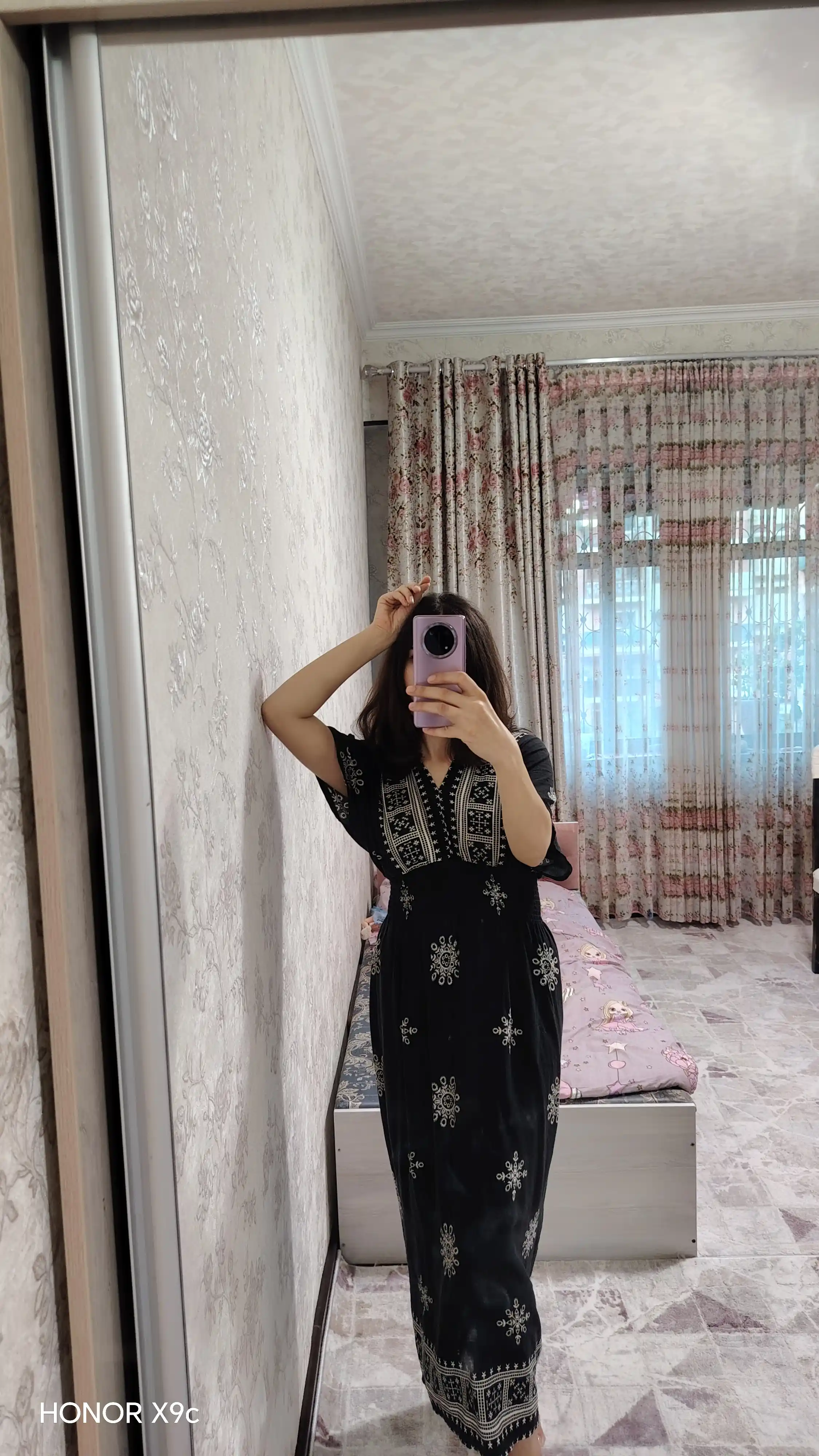 Ayollar uchun bosma libos, V-bo'yin