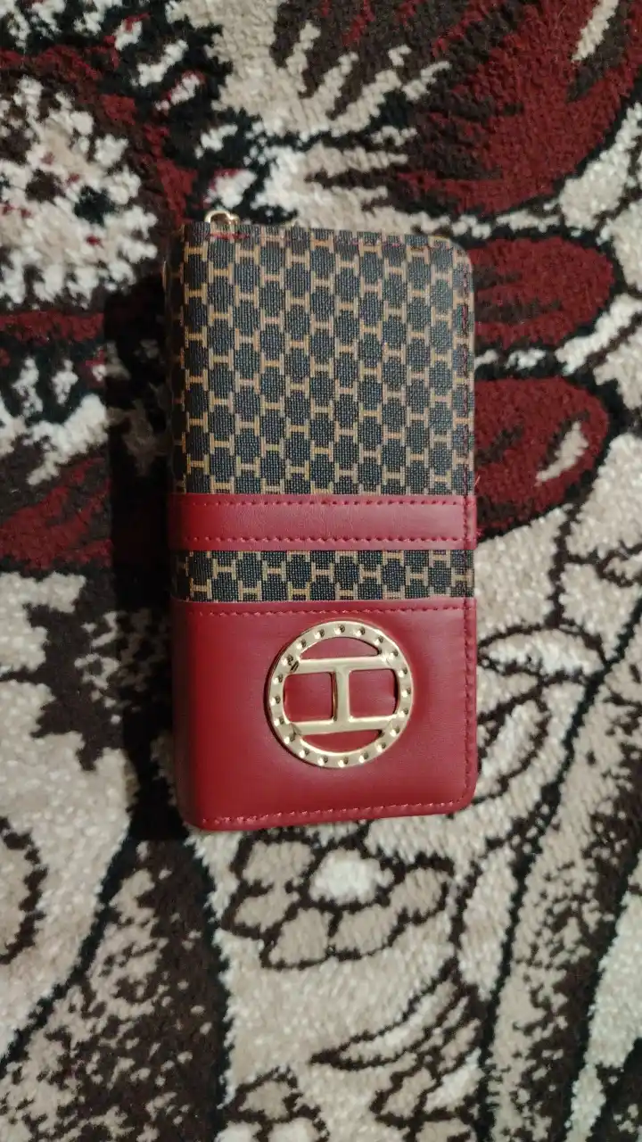 Ayollar hamyoni va portmone — zamonaviy qora clutch, kundalik aksessuar
