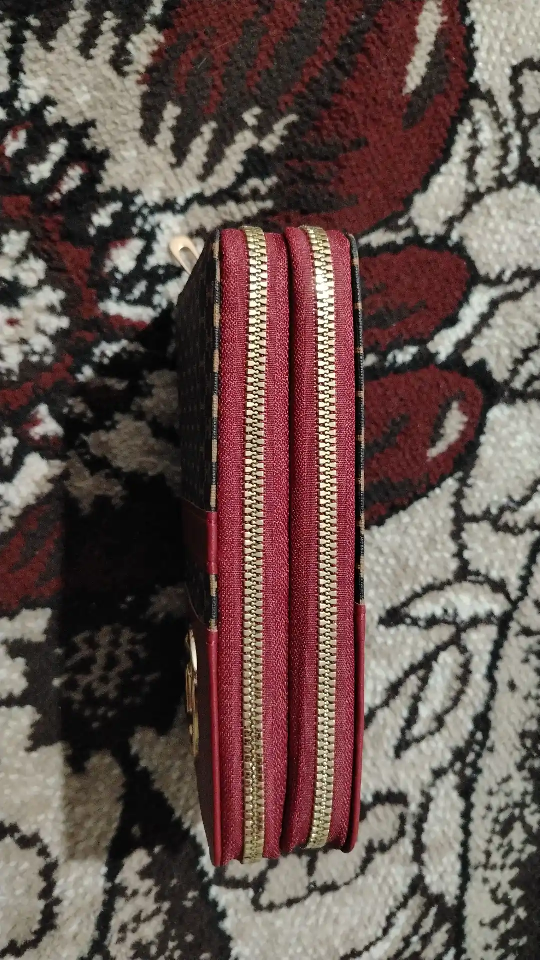 Ayollar hamyoni va portmone — zamonaviy qora clutch, kundalik aksessuar