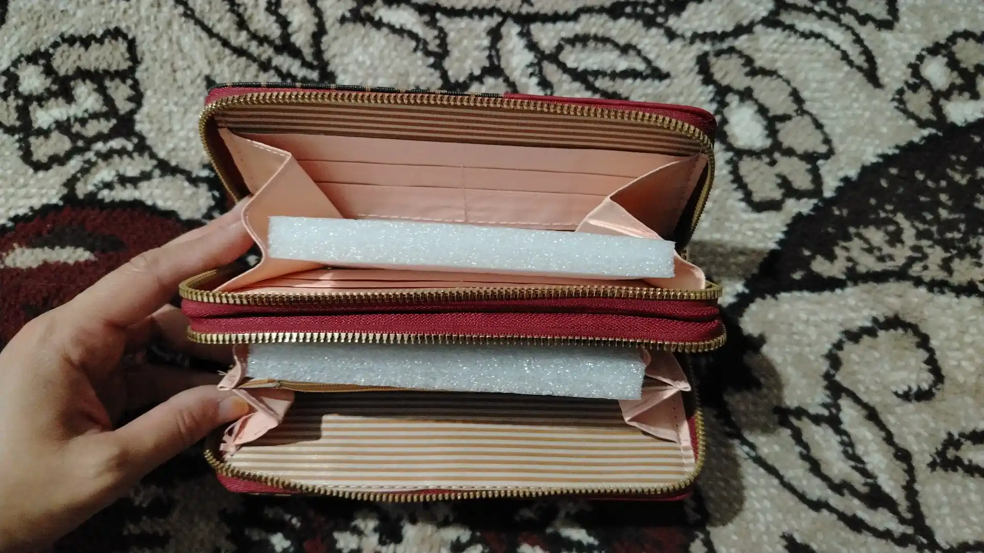 Ayollar hamyoni va portmone — zamonaviy qora clutch, kundalik aksessuar