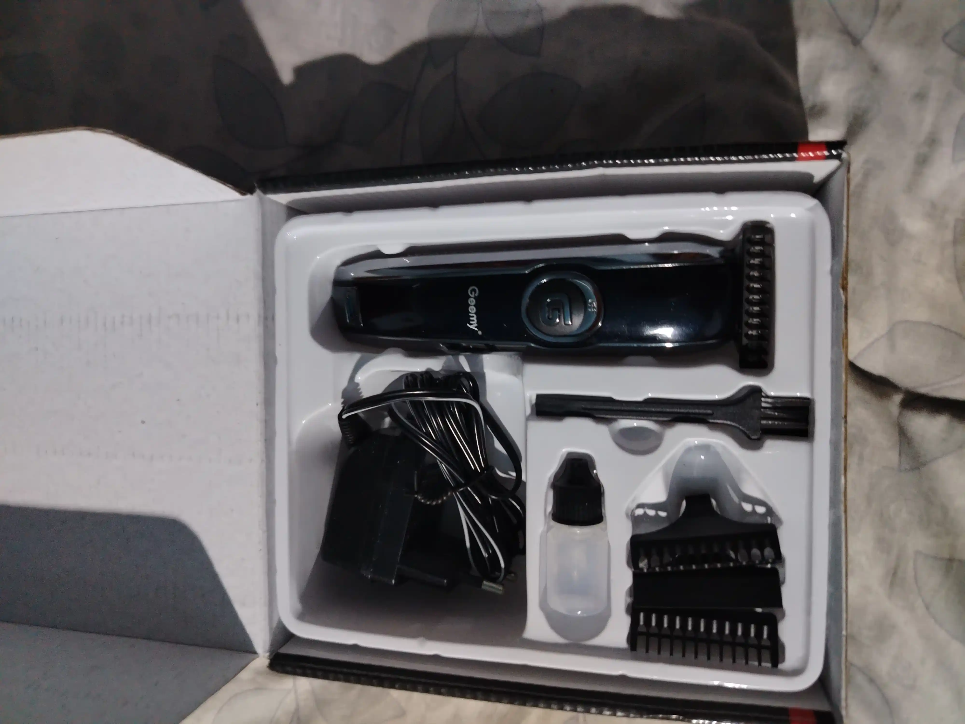Geemy GM-6050 Soqol va soch uchun professional trimmer, 3 ta nasadka, to‘liq to‘plam
