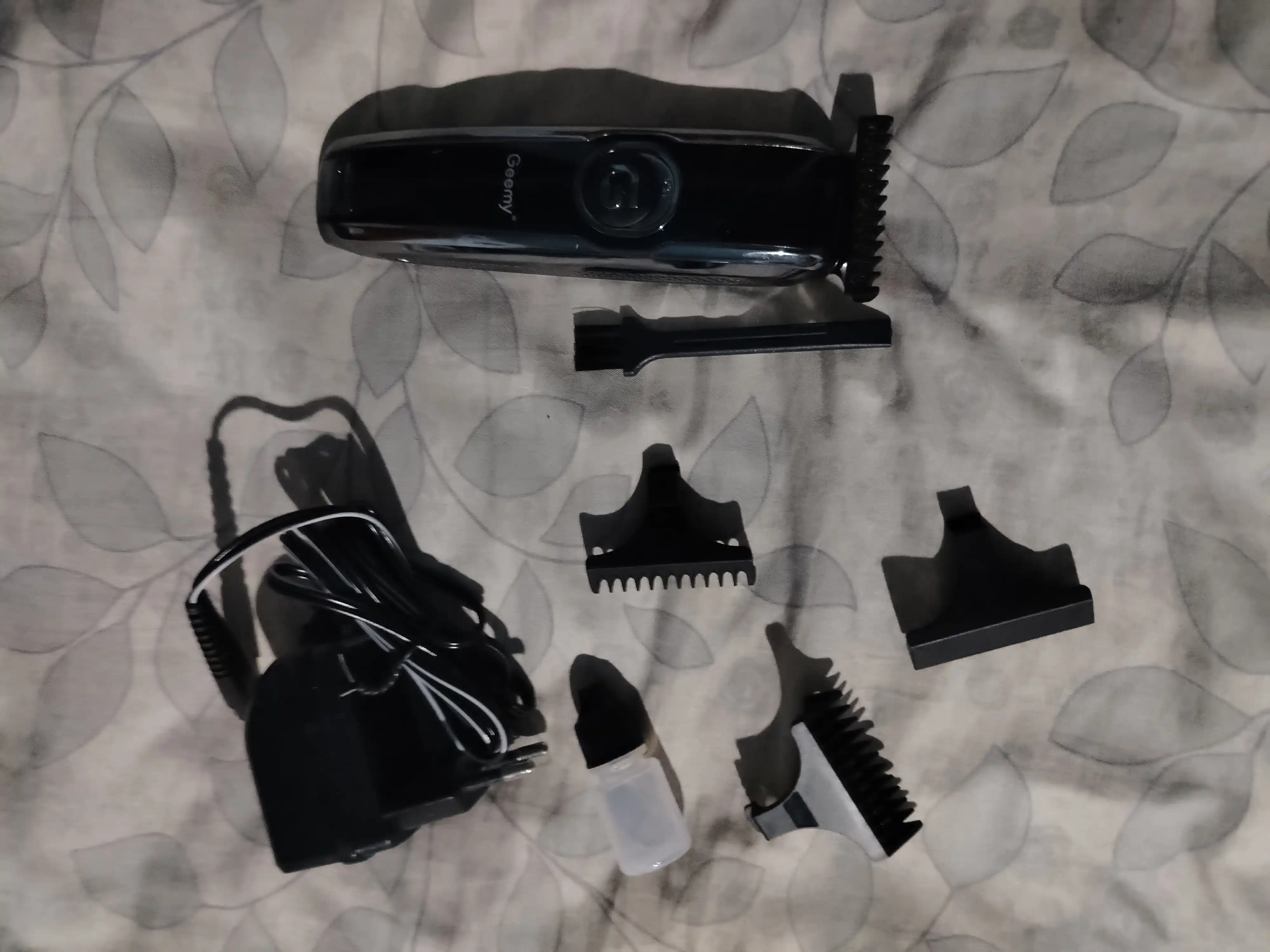 Geemy GM-6050 Soqol va soch uchun professional trimmer, 3 ta nasadka, to‘liq to‘plam