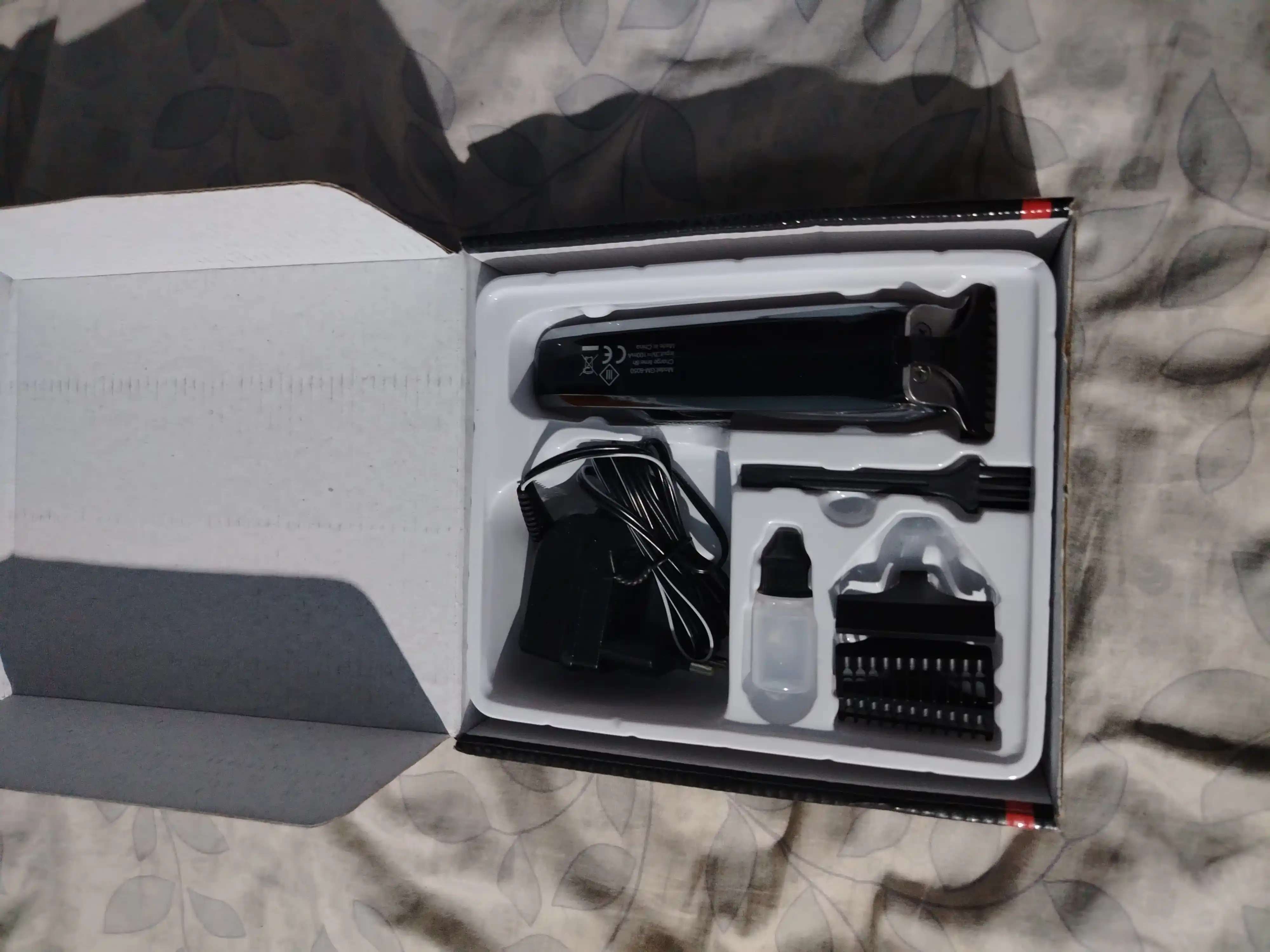 Geemy GM-6050 Soqol va soch uchun professional trimmer, 3 ta nasadka, to‘liq to‘plam