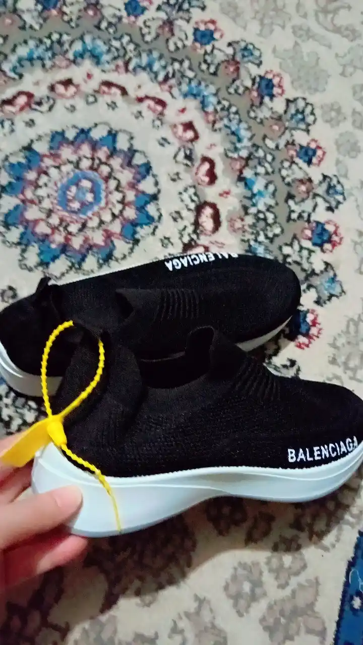 Ayollar uchun zamonaviy slip-on sport poyafzal – yengil va qula