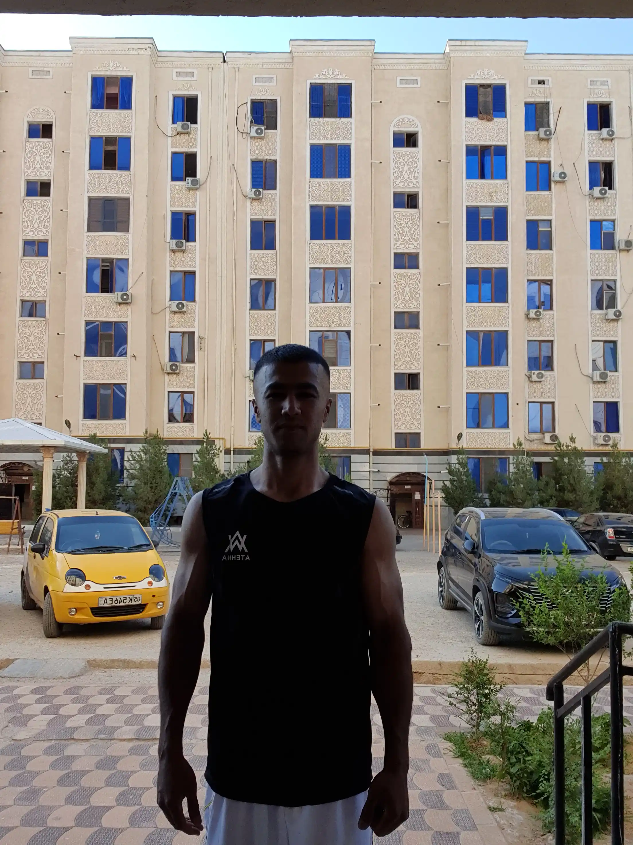 Erkaklar uchun sport maykasi, yengsiz, zal, fitnes va mashg‘ulotlar uchun, tez quriydigan