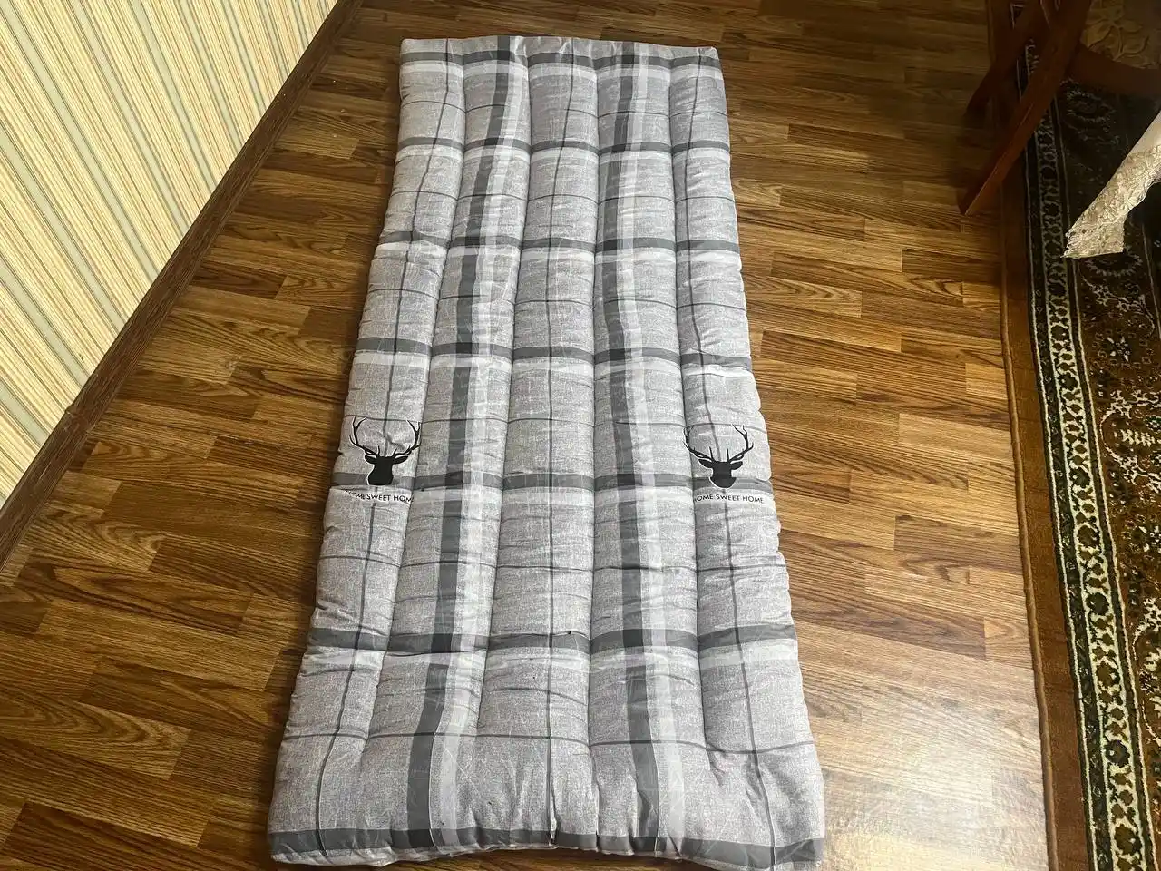 An’anaviy ko‘rpacha, 200×70 va 80 sm, qo‘lda tikilgan, qulaylik va iliqlik