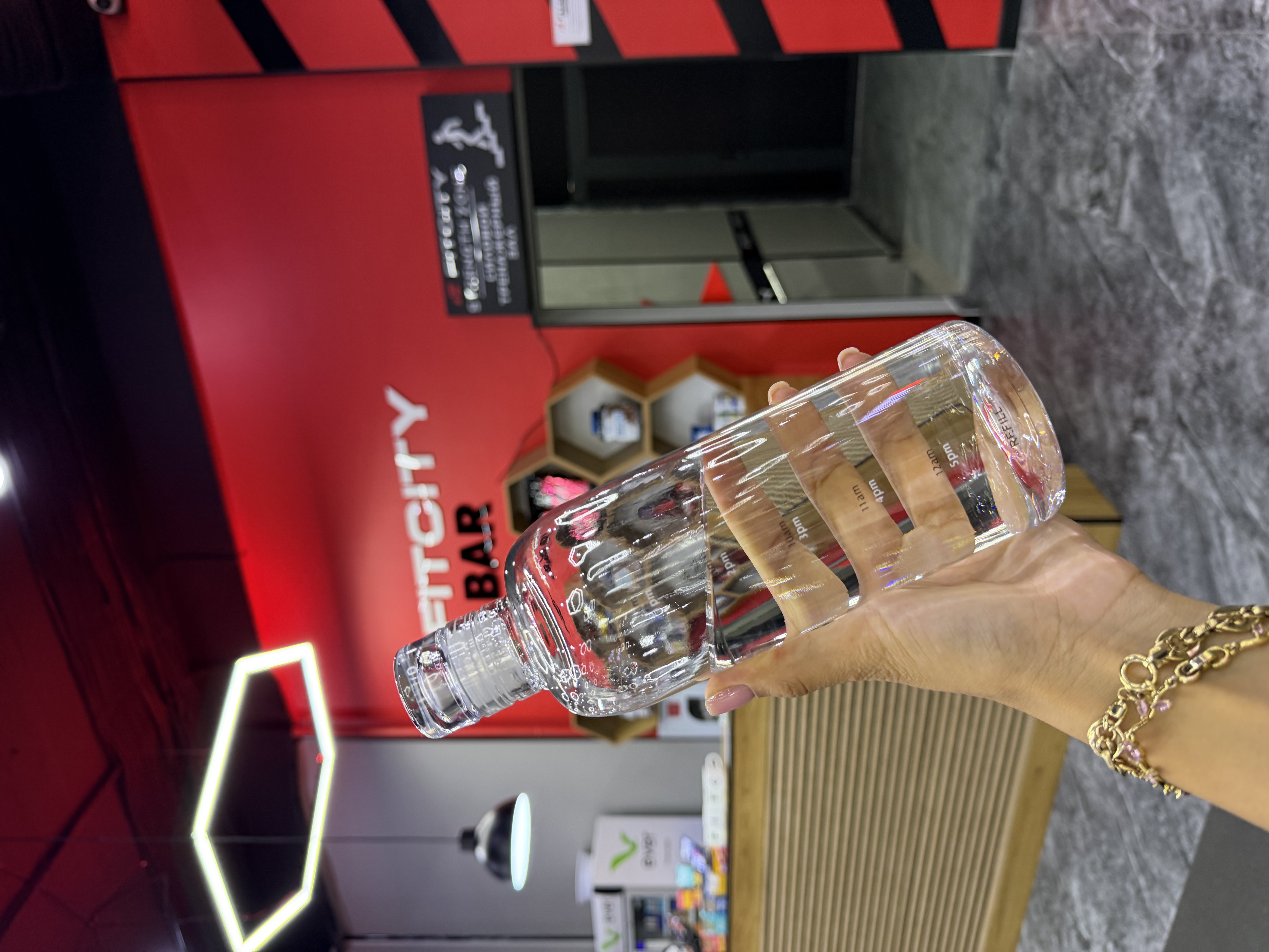 Suv uchun estetik plastik idish (butilka), o'lchov shkalasi bilan, 500 ml va 750 ml