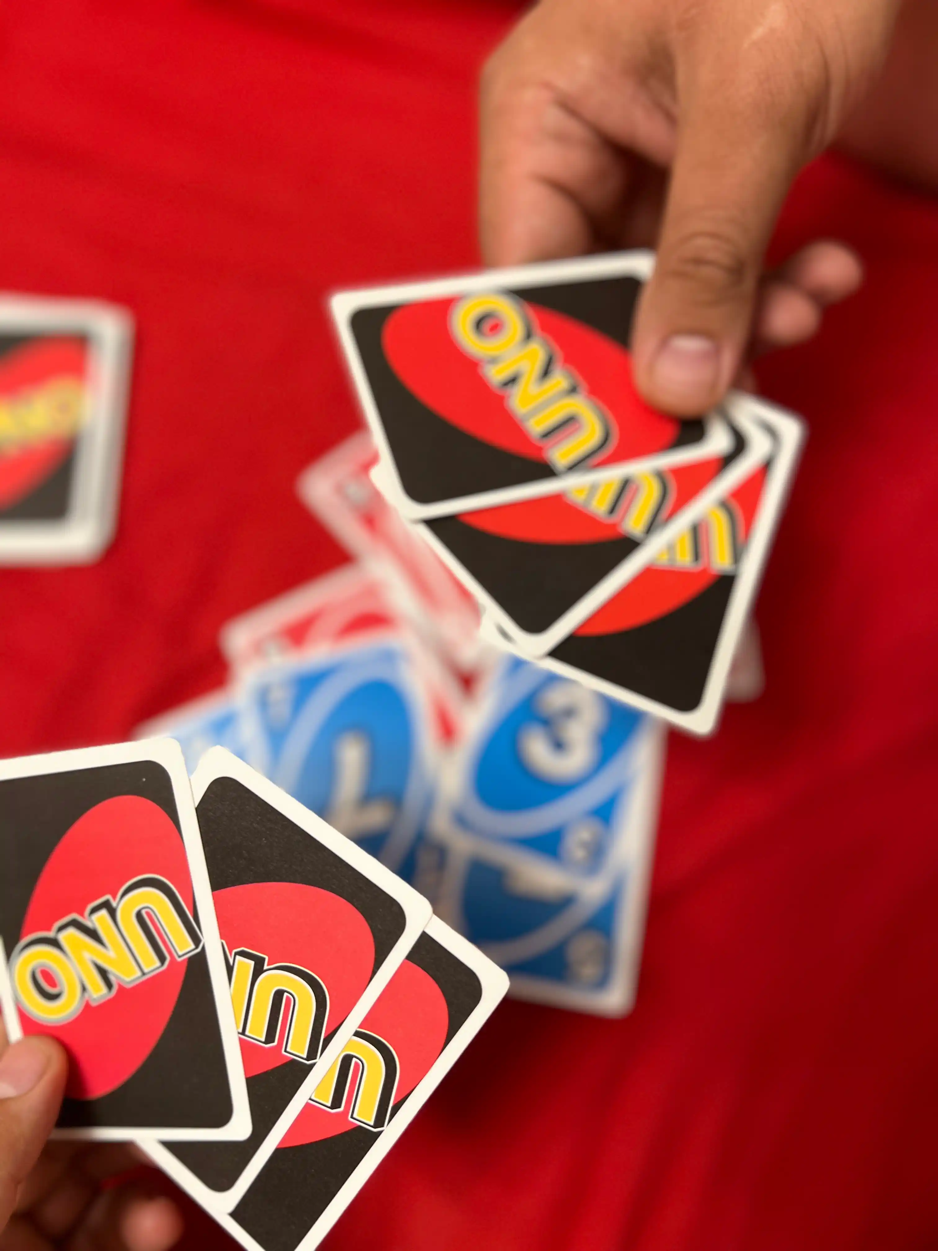 UNO karta o‘yini — oila uchun, 2–10 o‘yinchi, 7 yoshdan