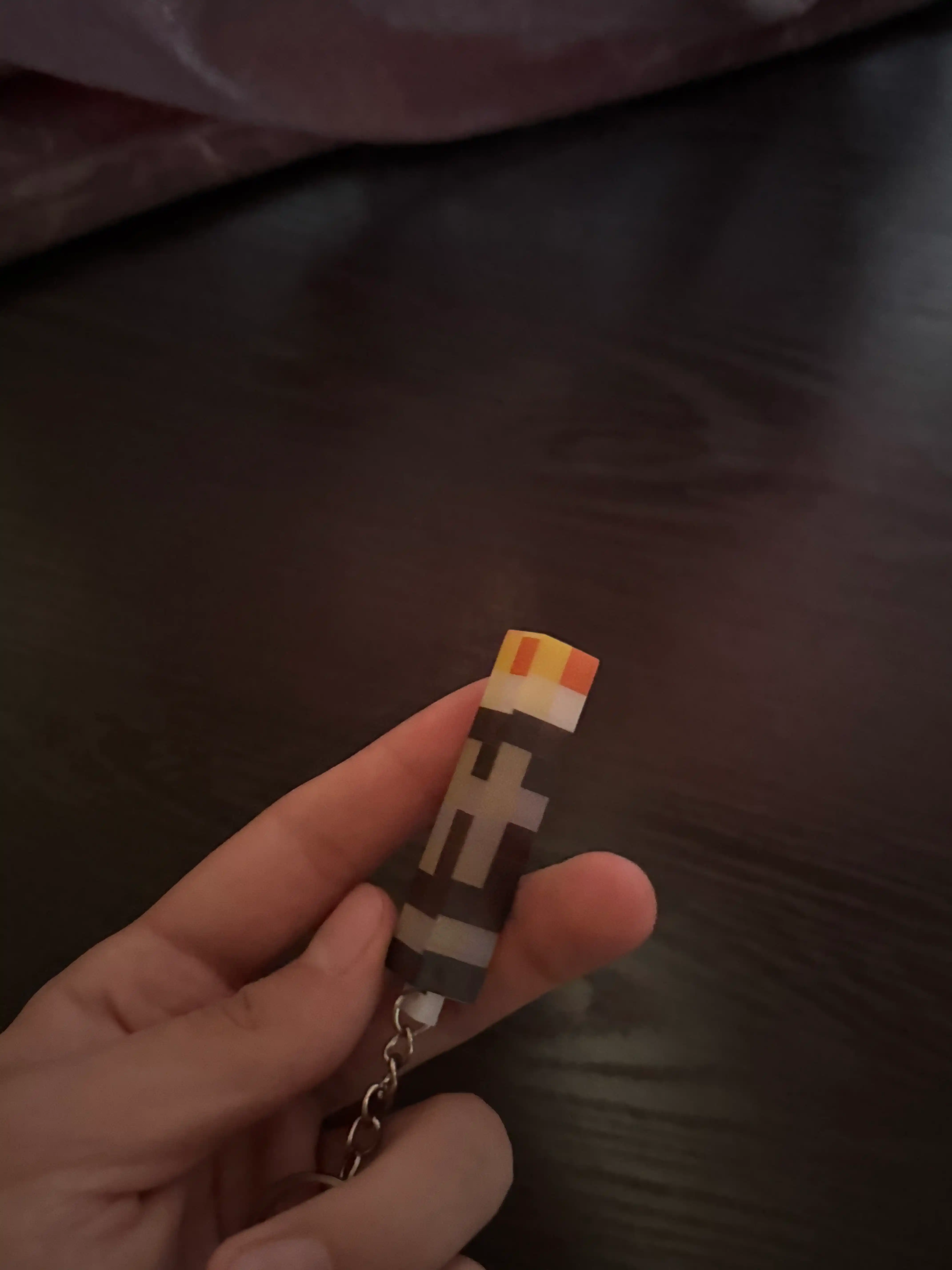 Minecraft uslubidagi chiroq-brelok - LED yoritgichli ruda