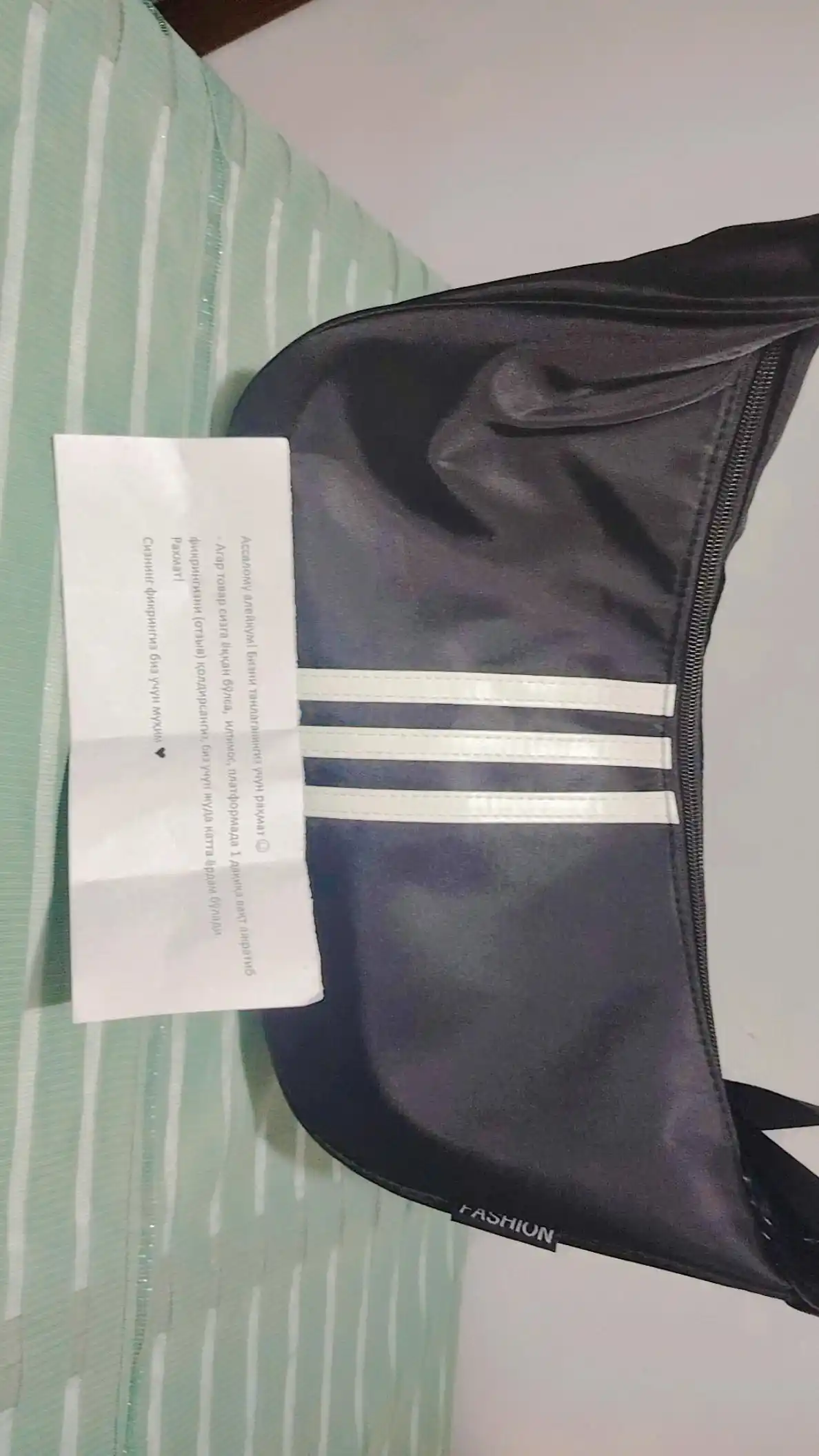 Yelkaga osiladigan sport sumkasi, keng tasmali