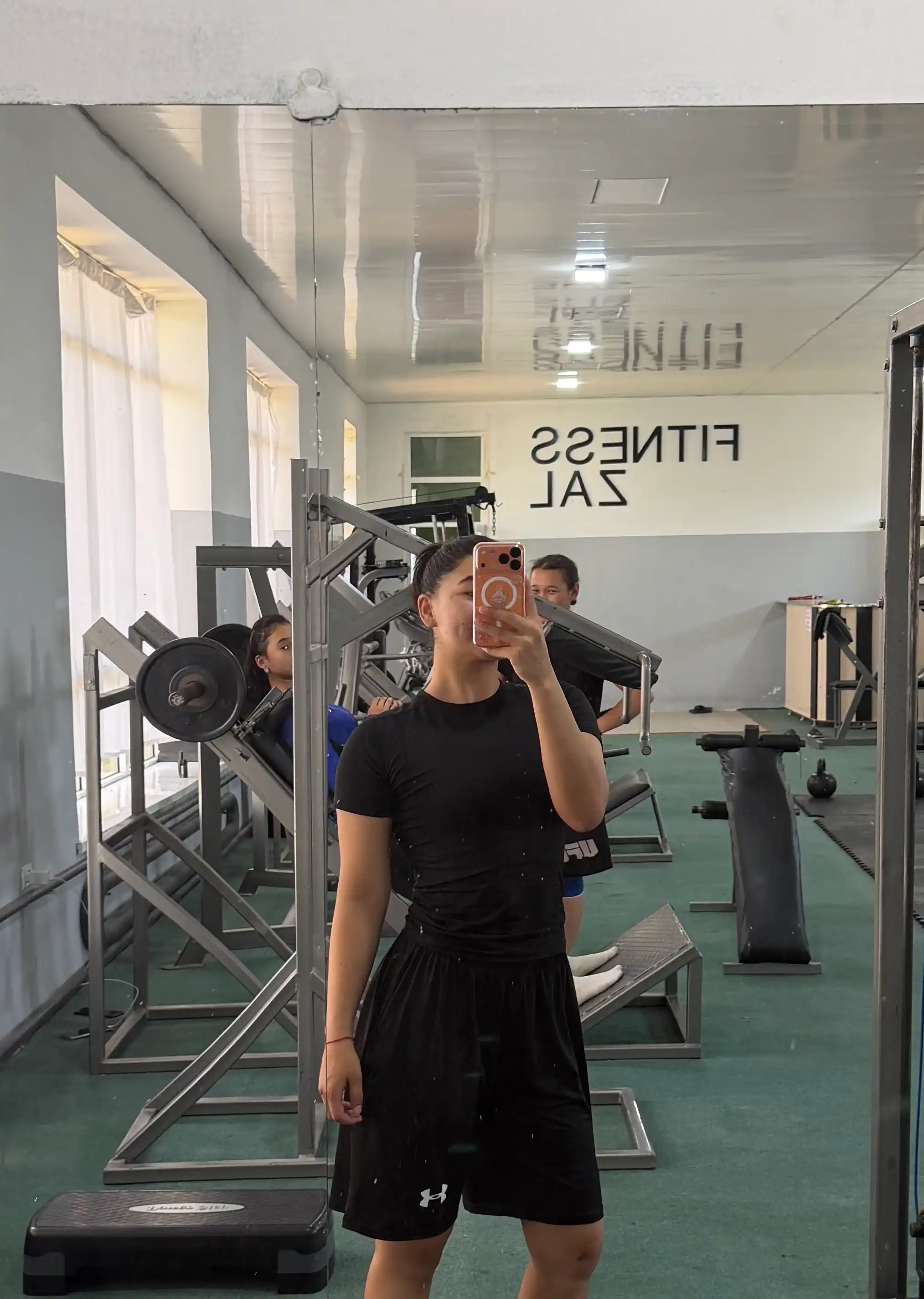 Ayollar uchun slim fit kompression futbolka FITMUSE fitness sport uchun qomatni tortuvchi