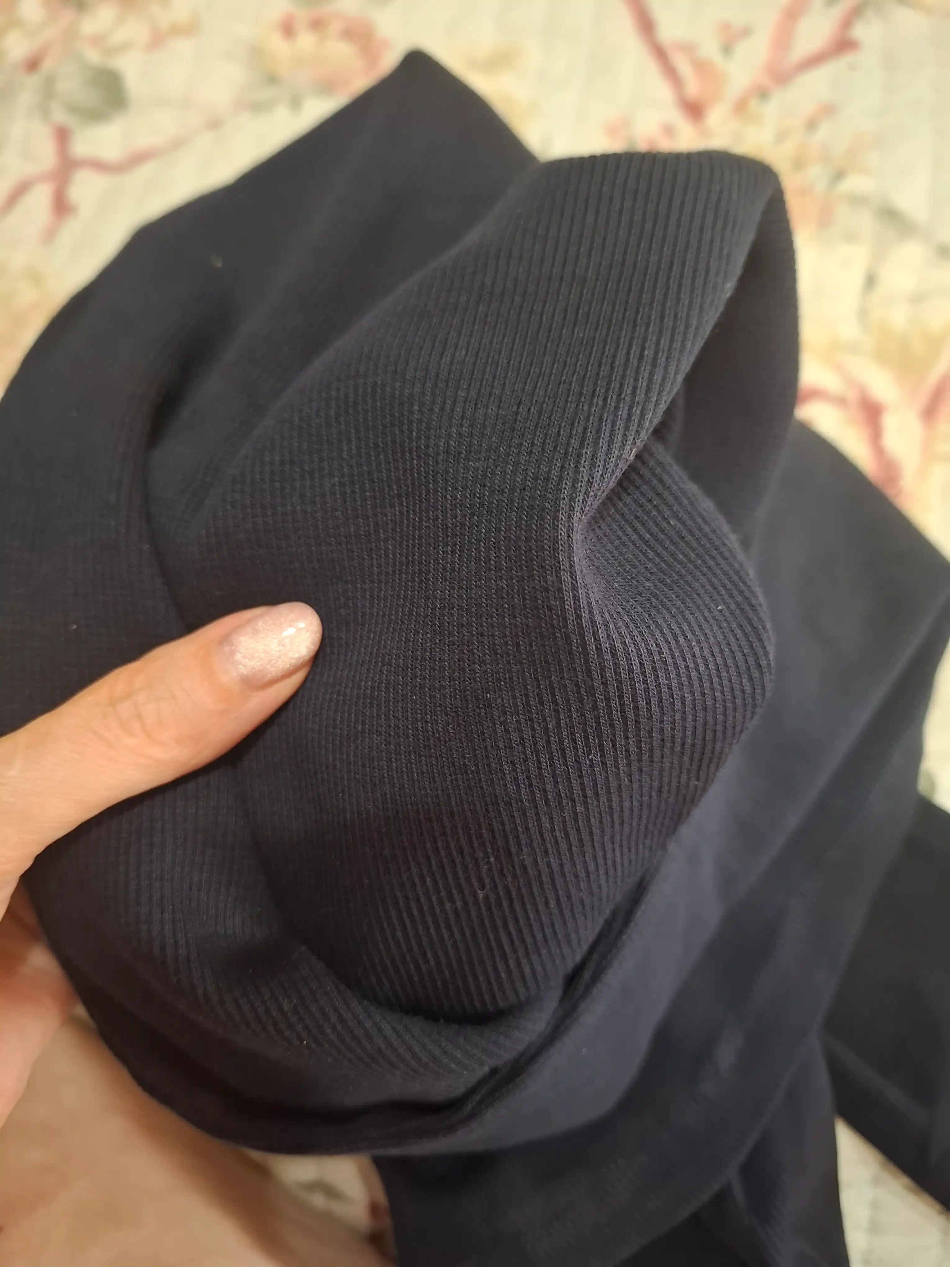 Vodolazka ayollar uchun qovurg'ali, bir xil rangli va minimalistik