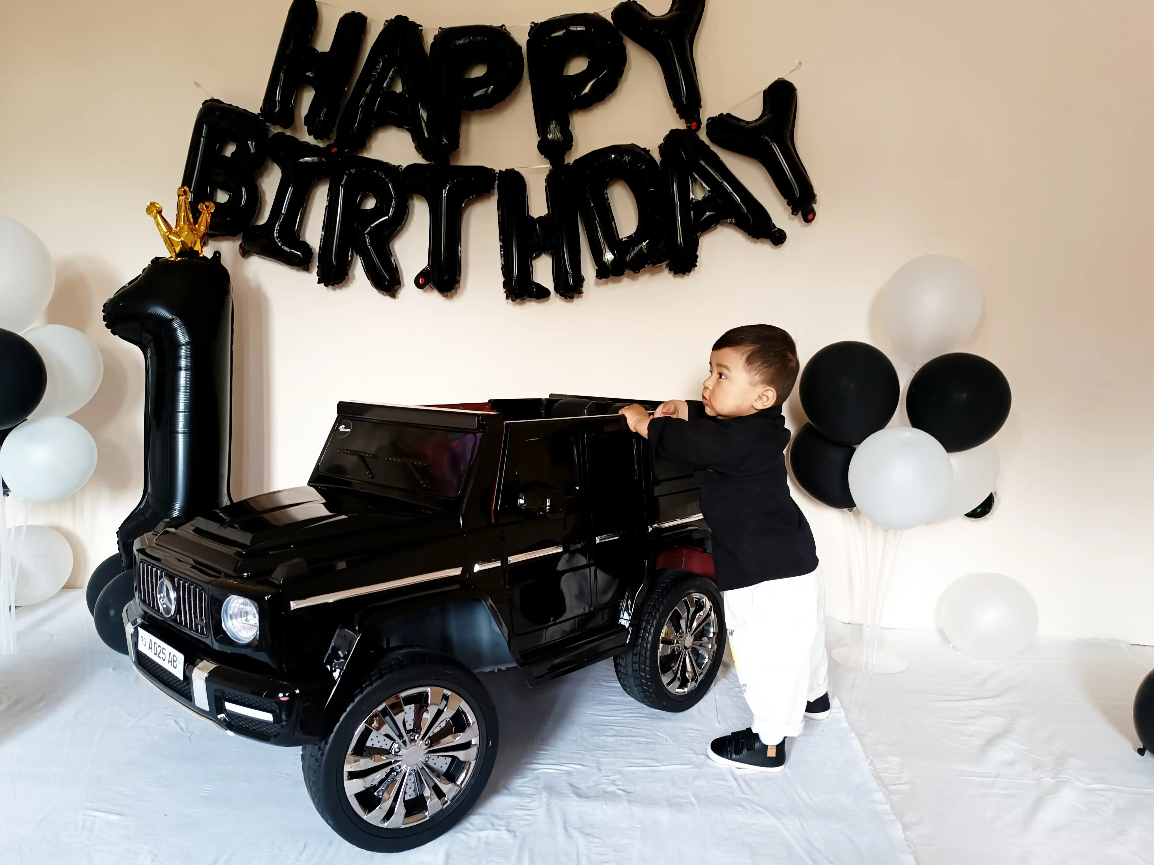 Шарики буквы "Happy Birthday", надпись на стену