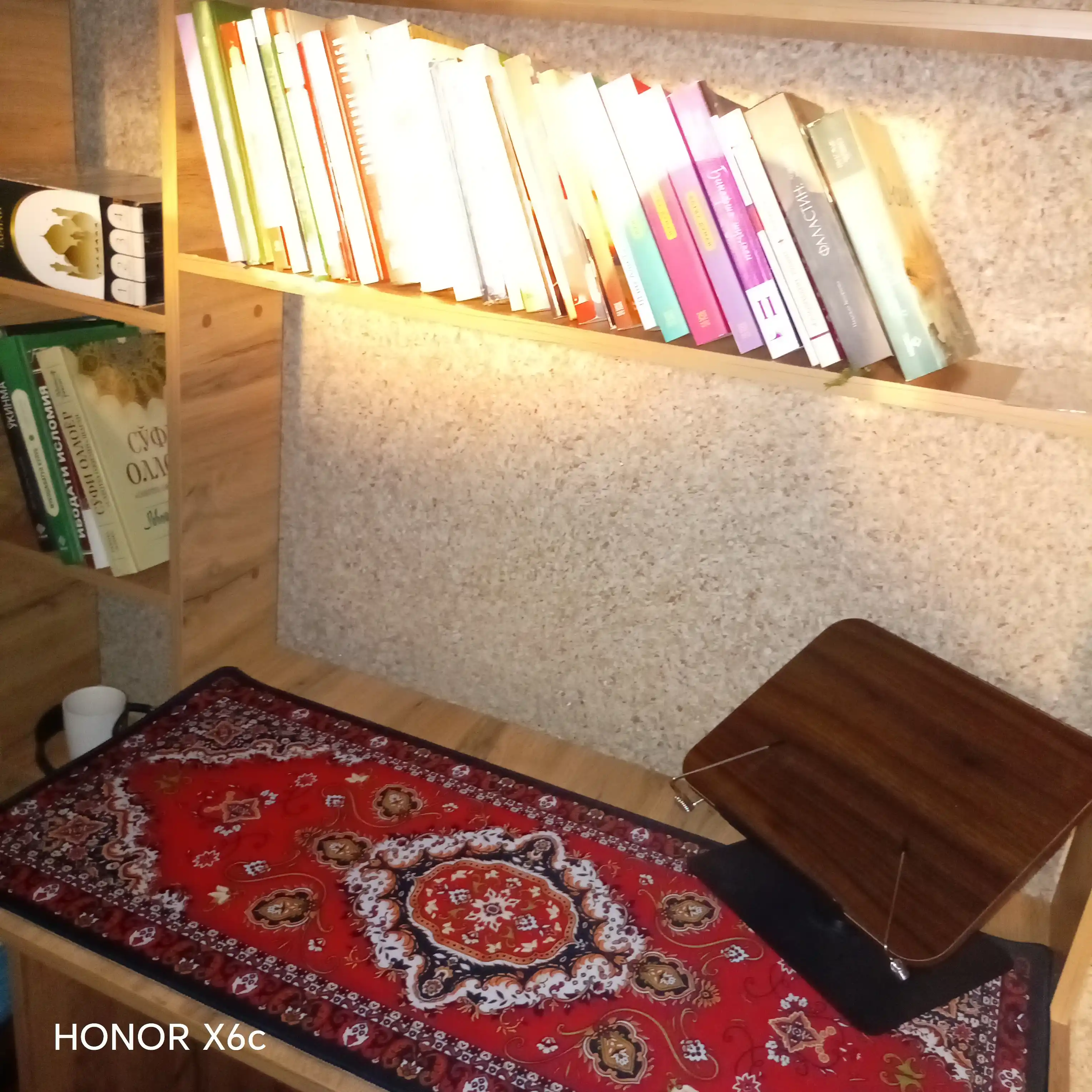 Функциональный письменный стол с полками — удобное решение для работы и учебы