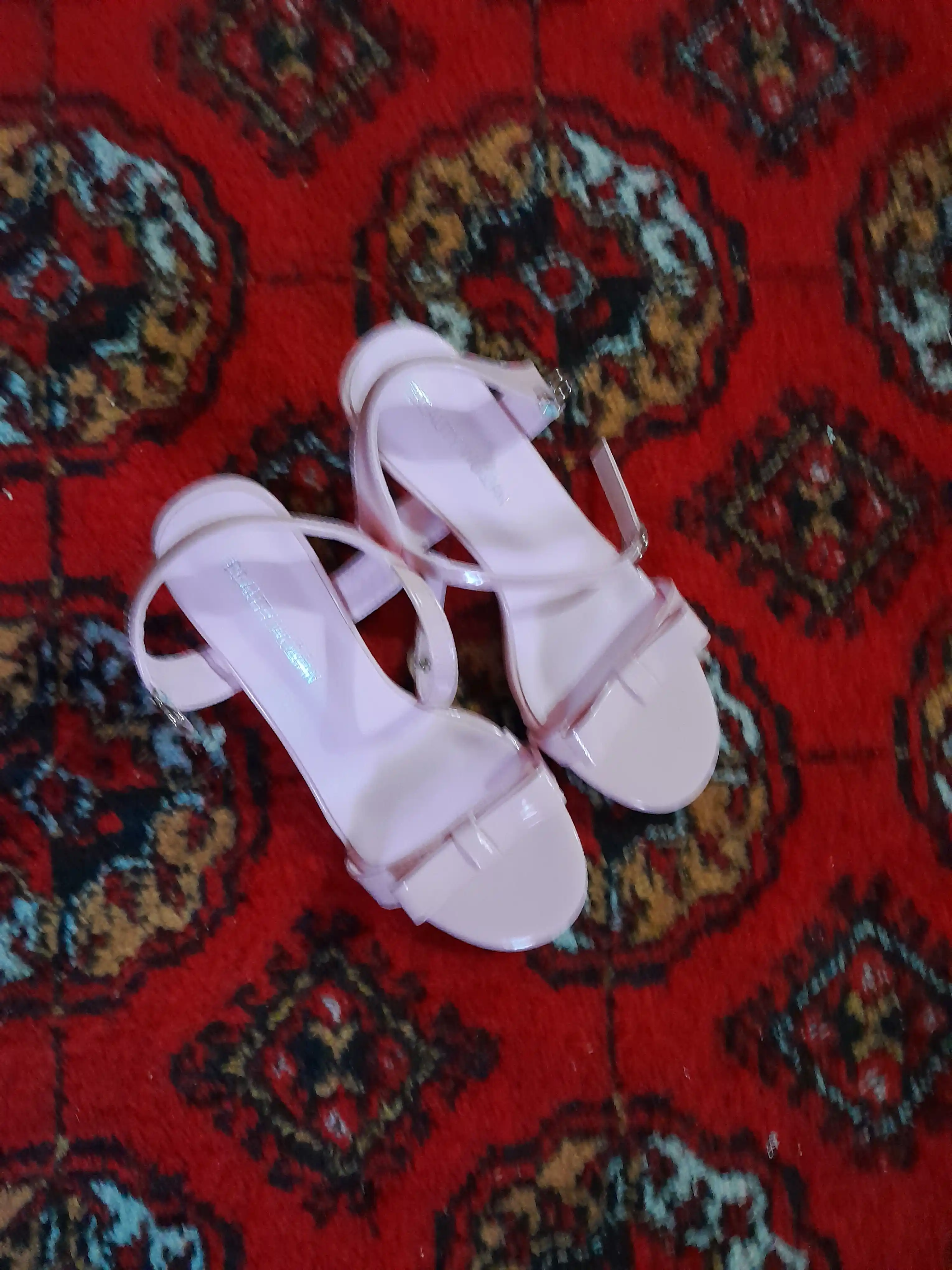 Ayollar bosonojkalar, poshnali bosonojkalar, elegant baland poshnali yozgi tufli
