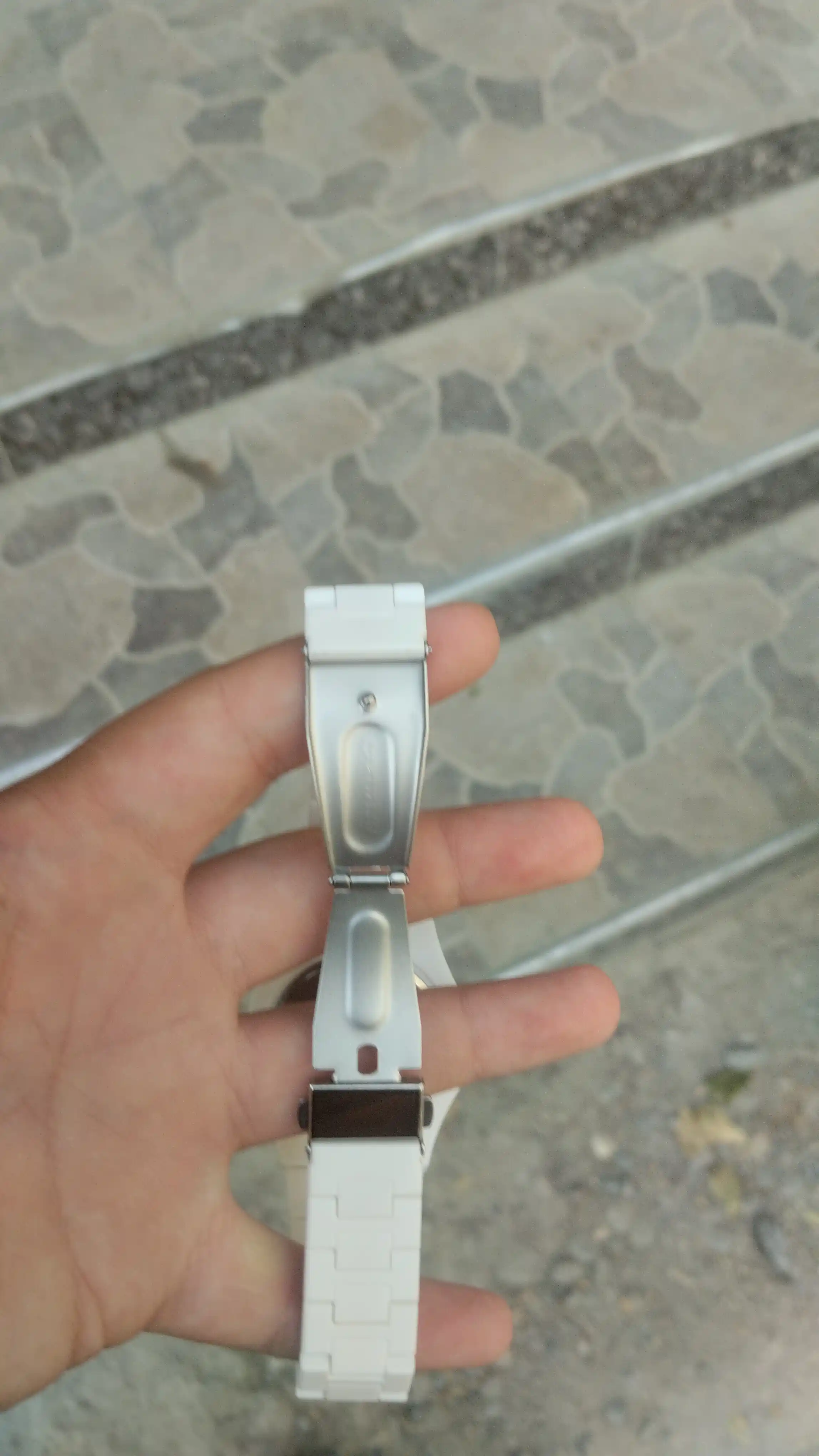Aura Shadow Black - erkaklar soati, minimalizm uslubida
