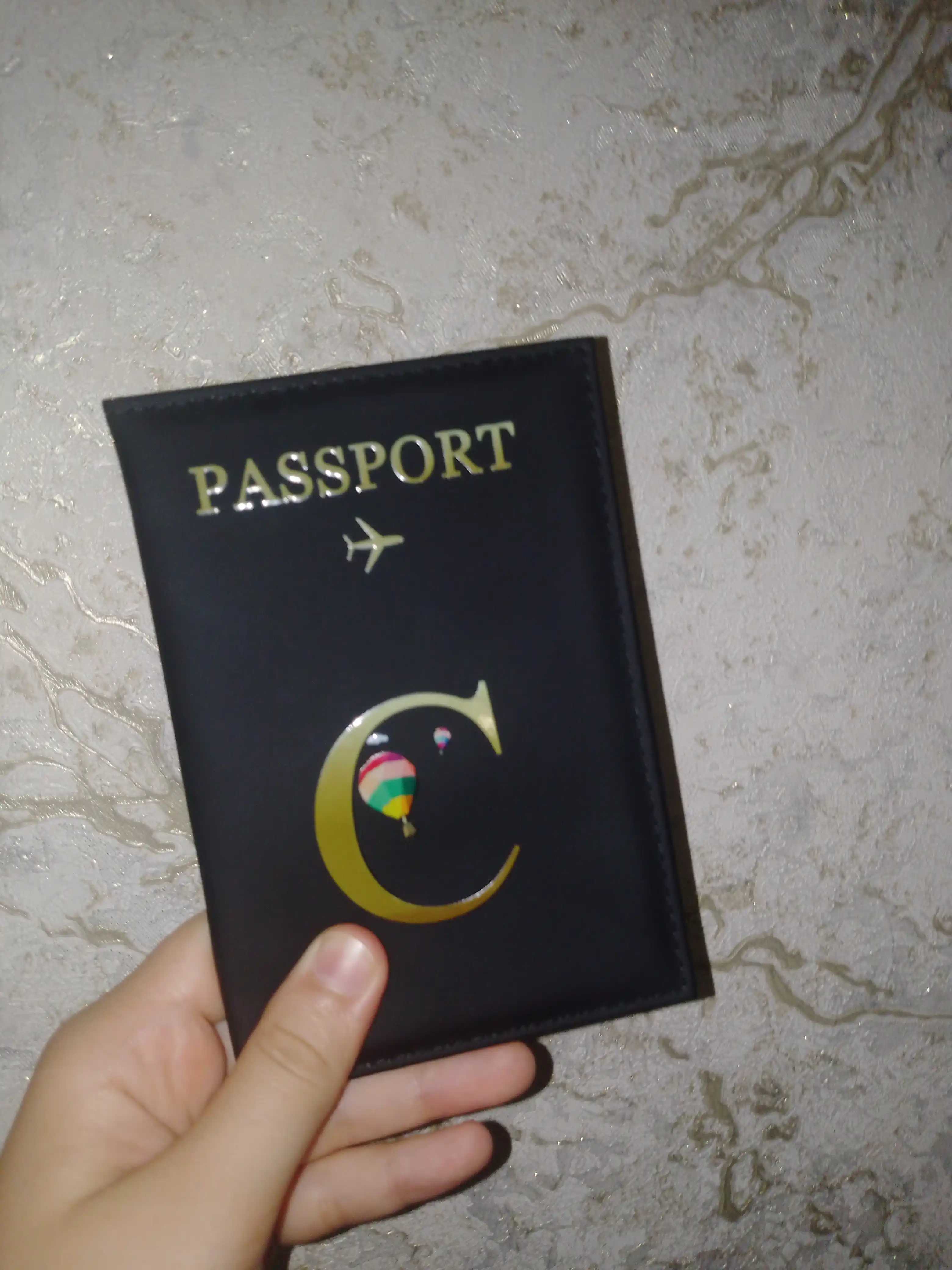 Xorijiy pasport uchun g'ilof, ismingizning bosh harfi bilan bezatilgan noyob muqova