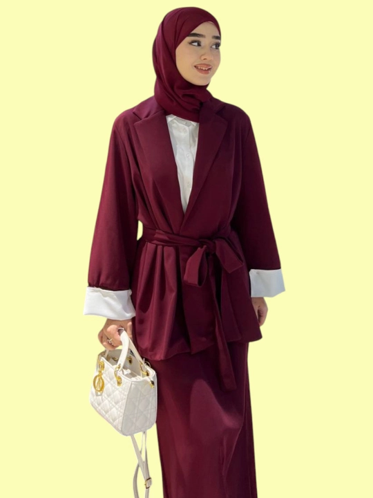 Классический женский костюм-тройка: жакет, блузка и длинная юбка