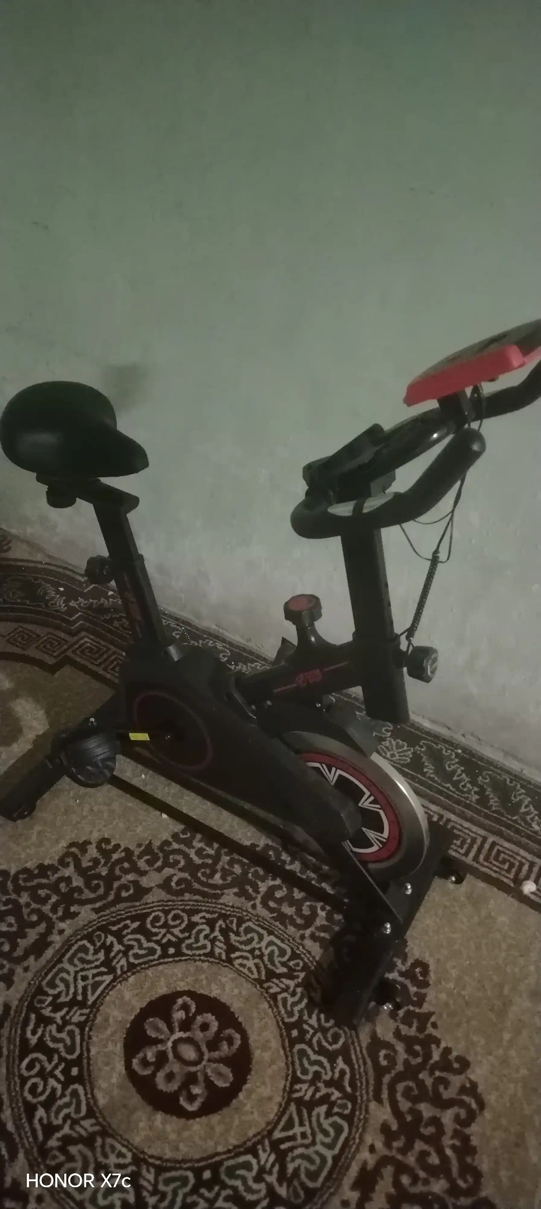 FIDGO uy uchun velotrenajyor, spin-bayk, displey va sozlanadigan o‘rindiq bilan