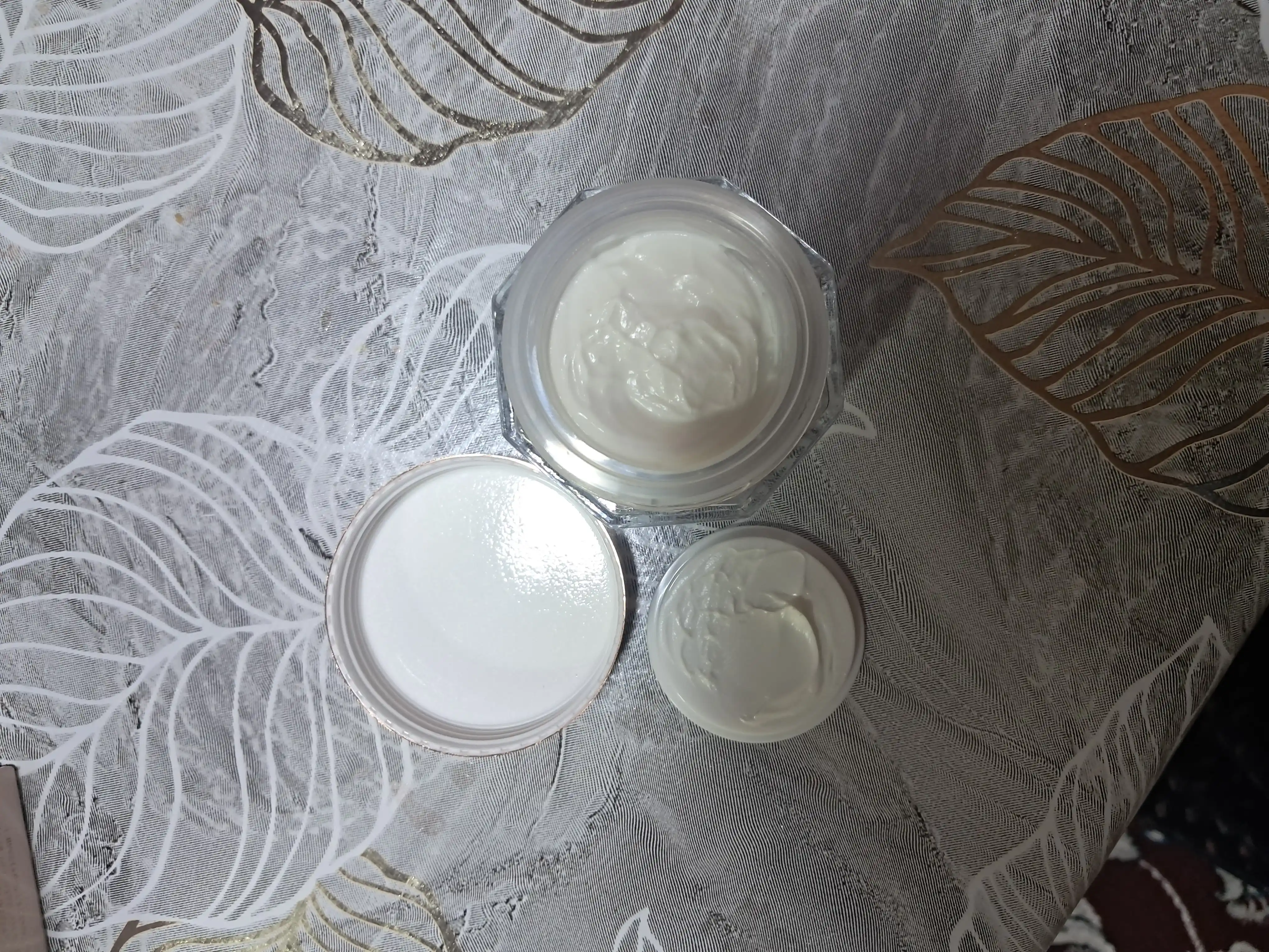Ayollar va qizlar uchun quruq va normal yuzlarga baza va namlantiruvchi krem spf 15, 50 ml
