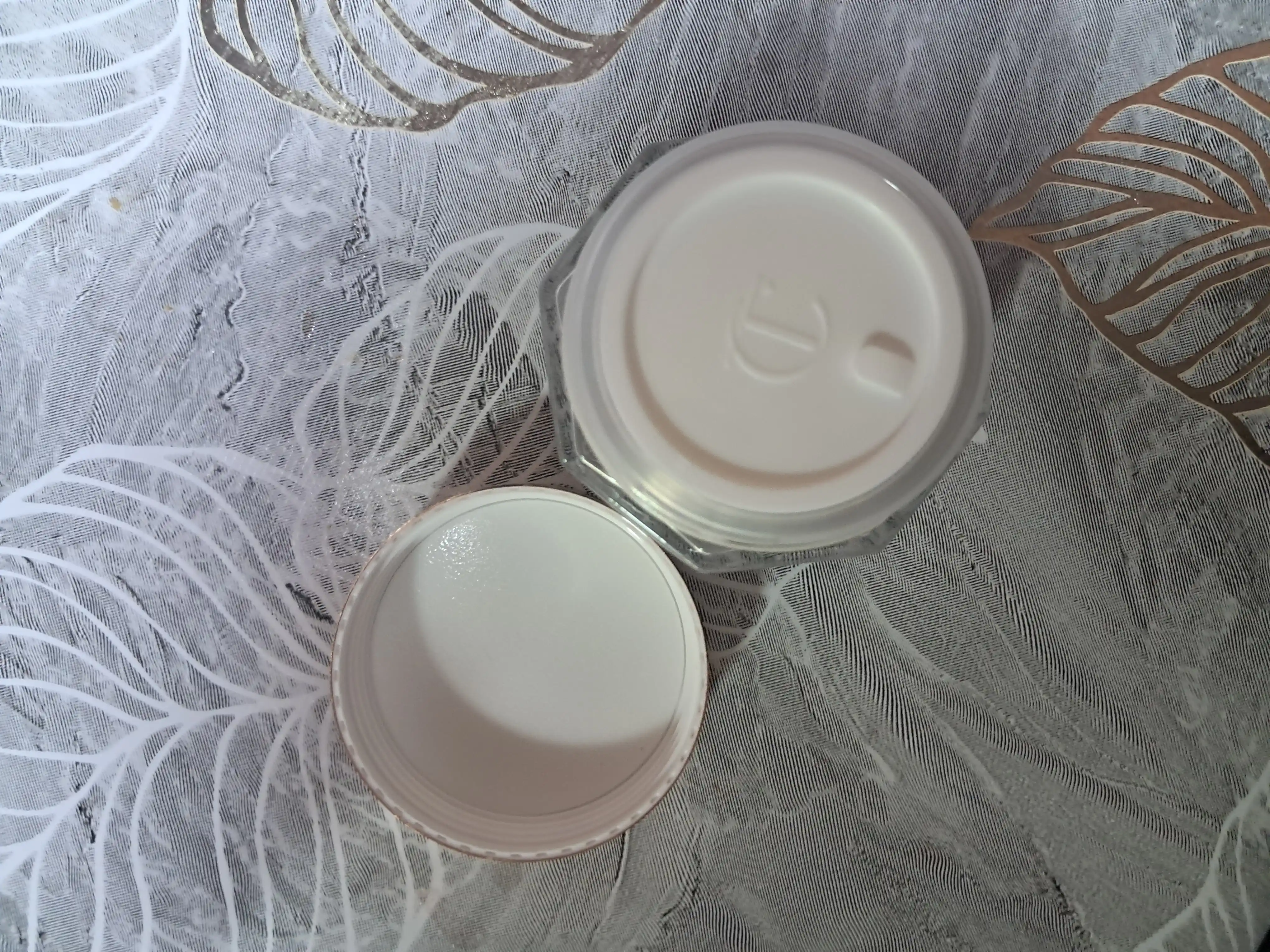 Ayollar va qizlar uchun quruq va normal yuzlarga baza va namlantiruvchi krem spf 15, 50 ml