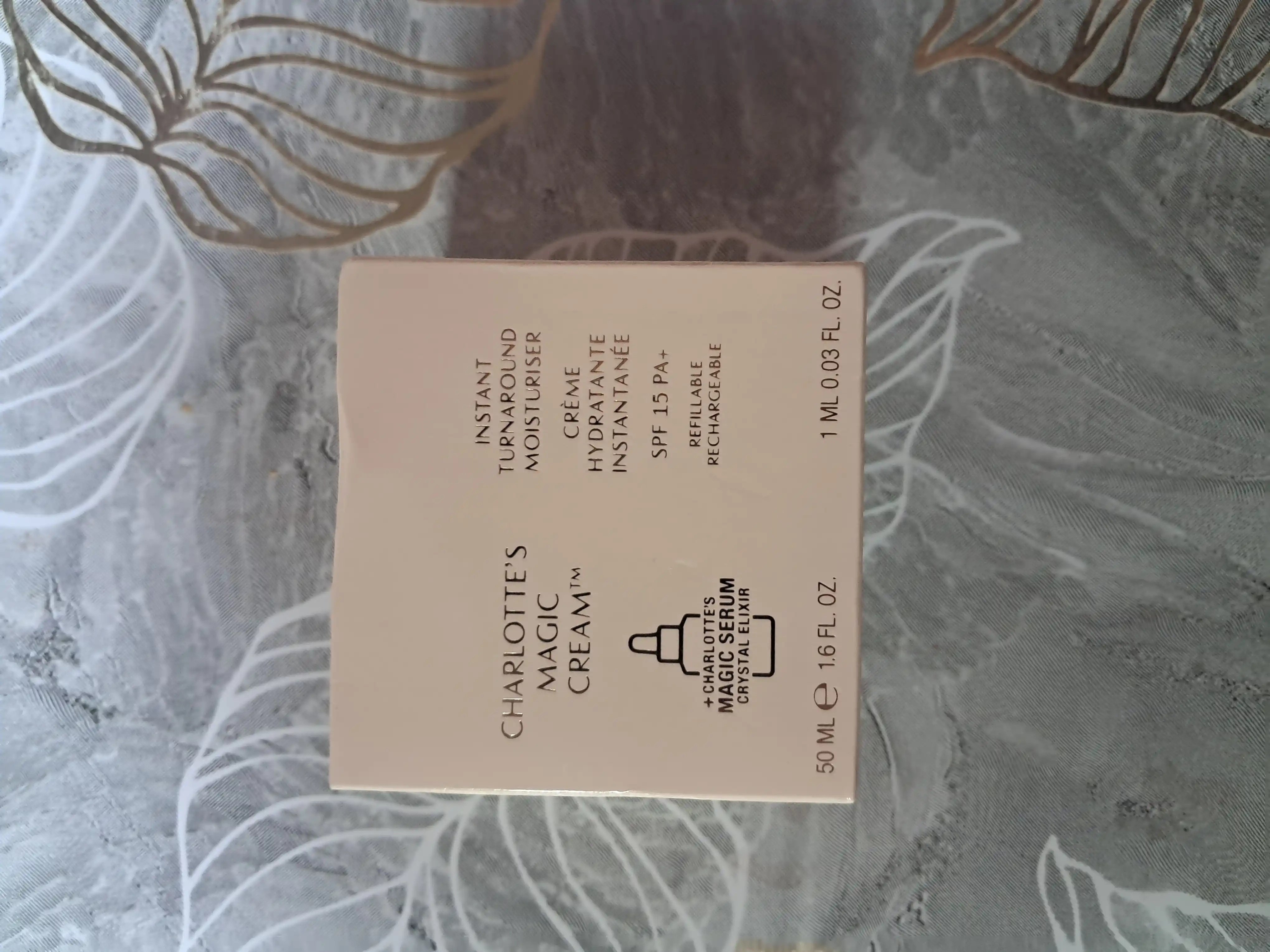 Ayollar va qizlar uchun quruq va normal yuzlarga baza va namlantiruvchi krem spf 15, 50 ml