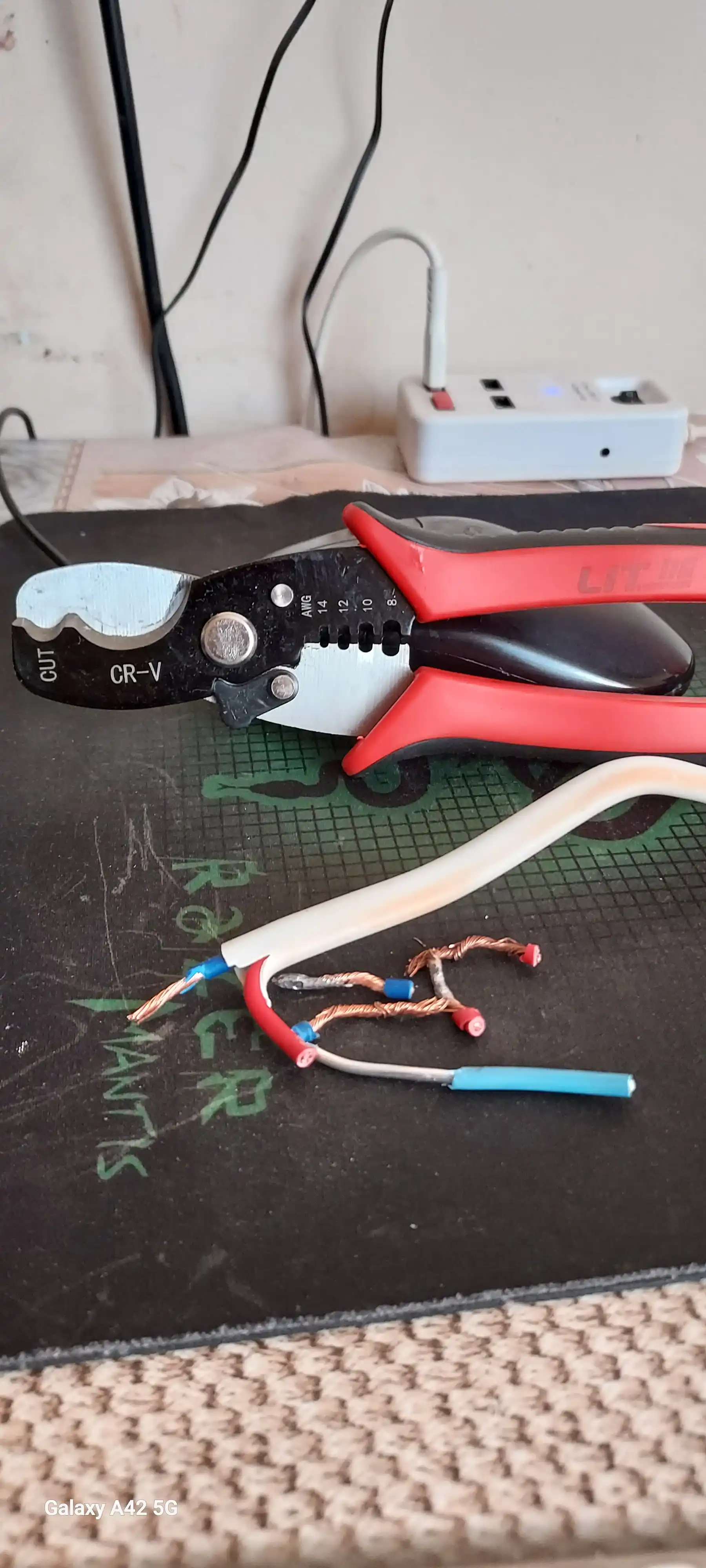 Kabel keskich, simlarni kesish va tozalash uchun qaychi