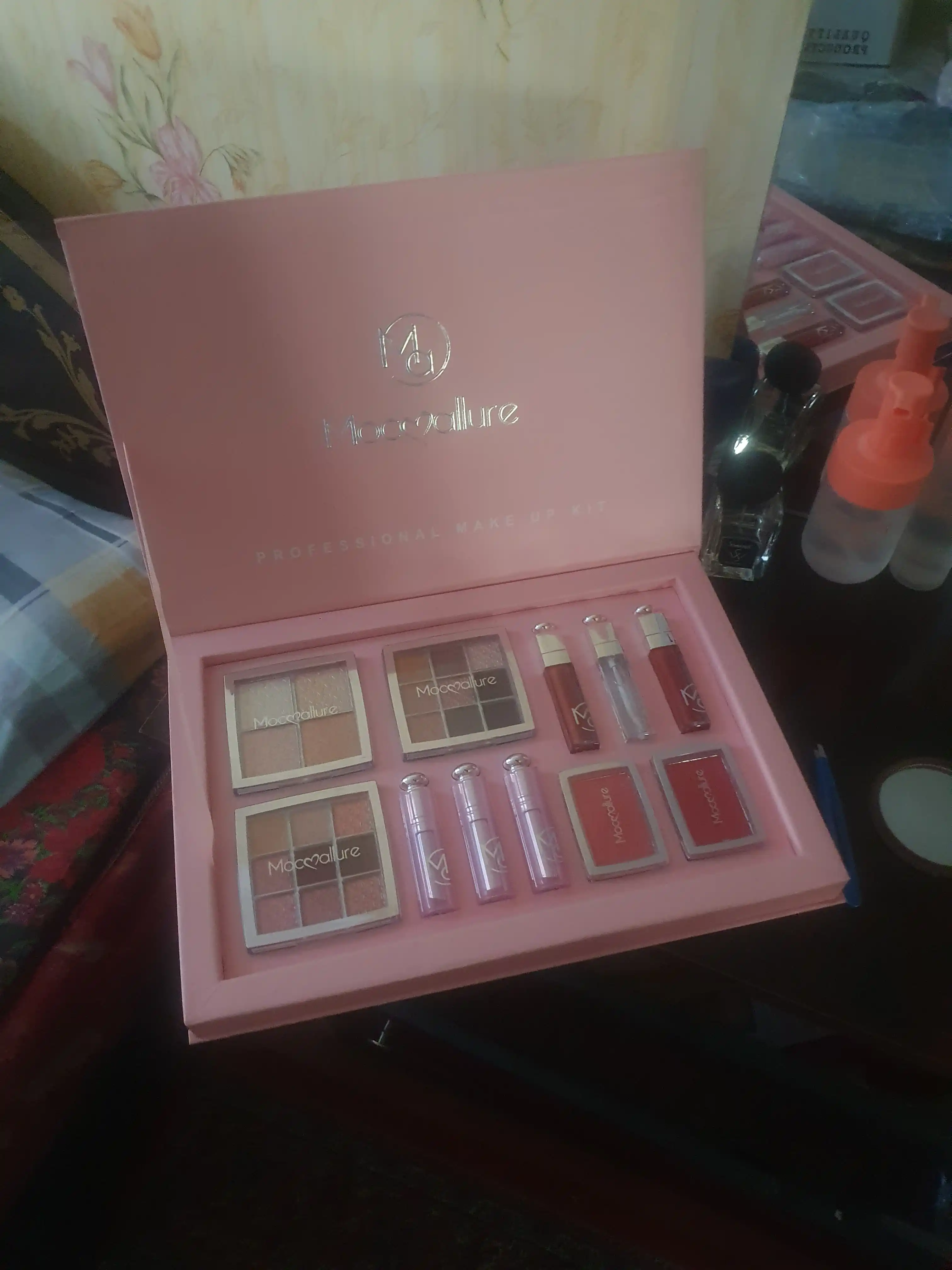 Набор косметики Mocallure Professional Make Up Kit, палетка теней, блеск, румяна