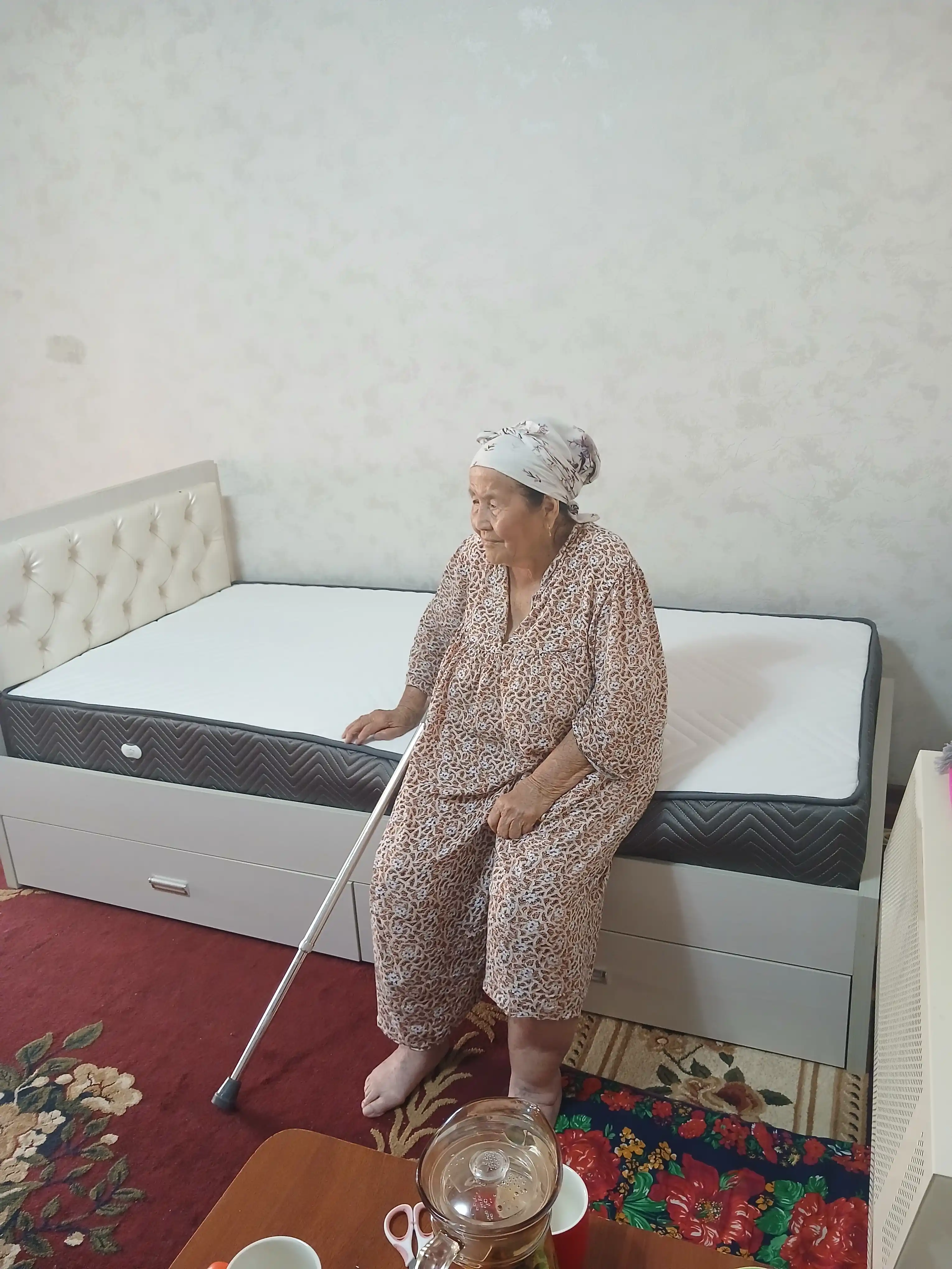 Bir kishilik karavot, tortmali va yumshoq bosh qismi bilan