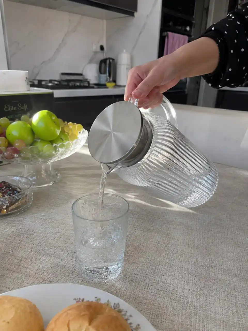Sinmaydigan plastik grafin 1,6 l, metall filtrli qopqoq, suv, kompot va limonad uchun