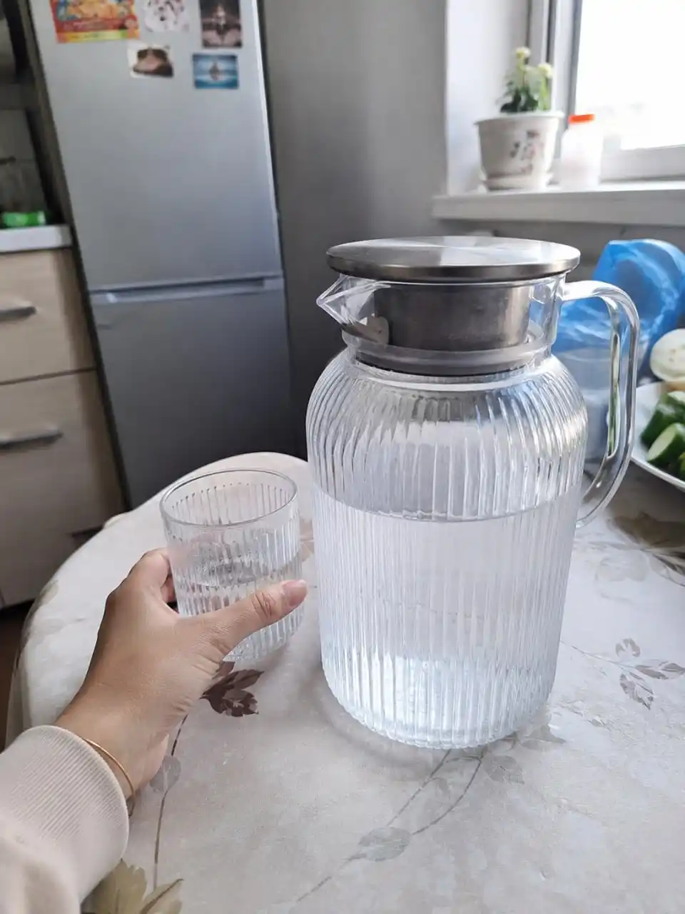 Sinmaydigan plastik grafin 1,6 l, metall filtrli qopqoq, suv, kompot va limonad uchun