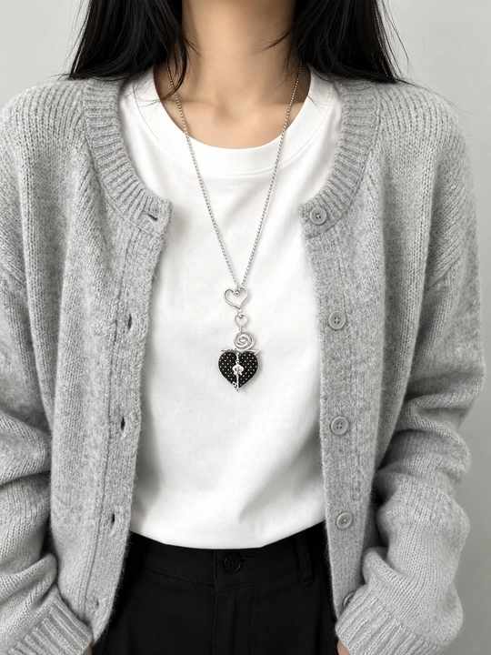 Gotik uslubdagi choker va kulon, metall aksessuarlar